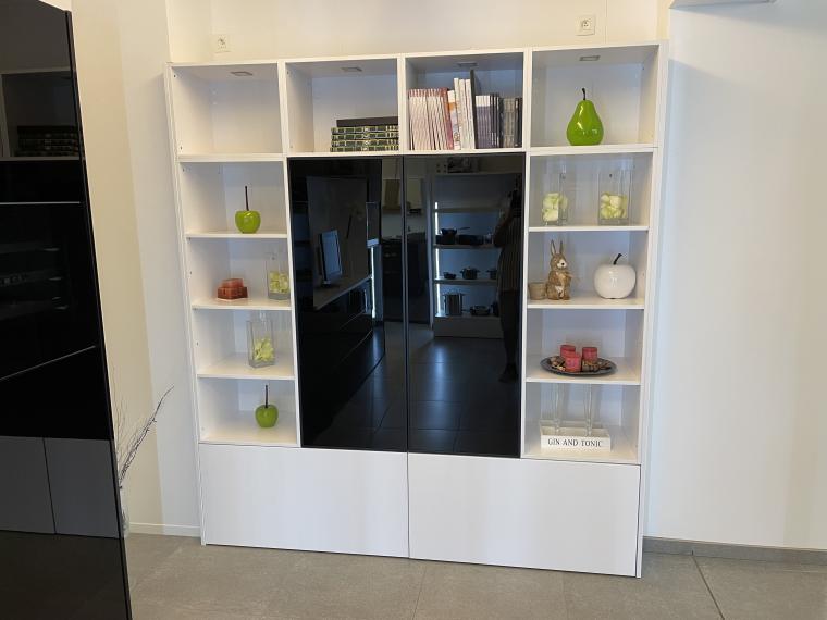 boekenkast in hoogglans wit