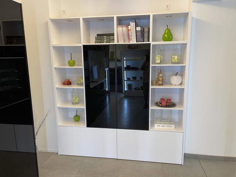 boekenkast in hoogglans wit