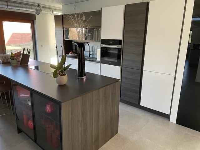 Moderne keuken met eiland in wit mat met houten details