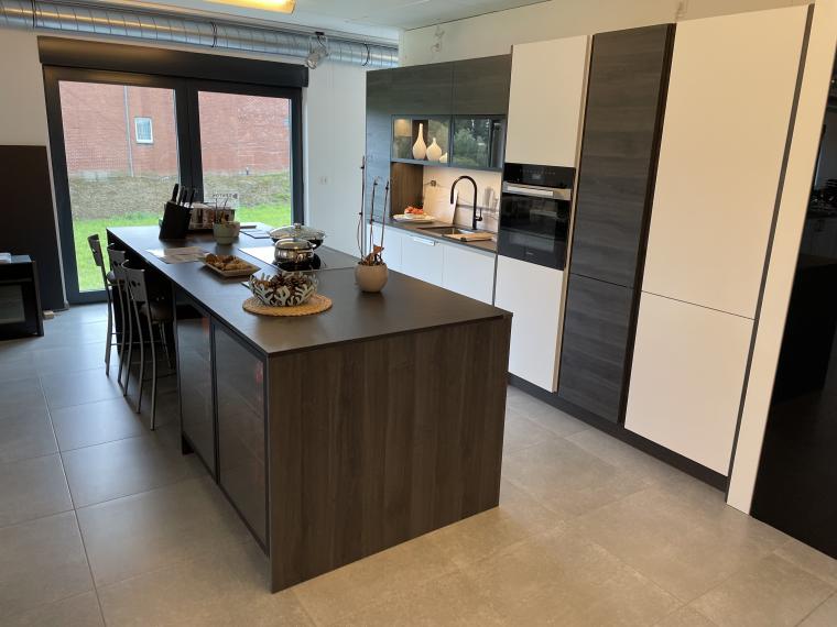 Moderne keuken met eiland in wit mat met houten details