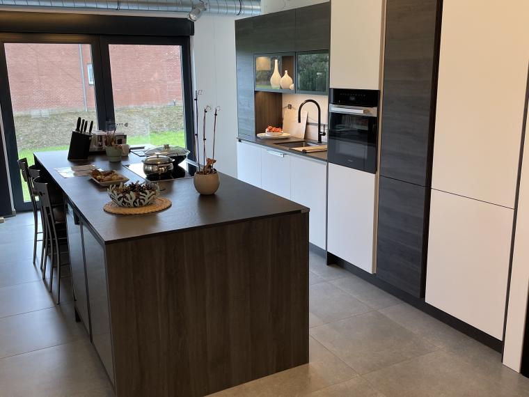 Moderne keuken met eiland in wit mat met houten details