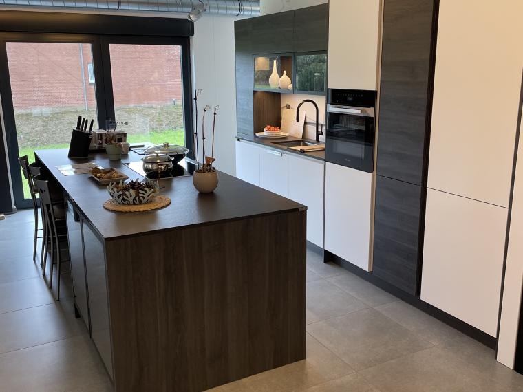 Moderne keuken met eiland in wit mat met houten details