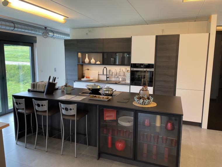 Moderne keuken met eiland in wit mat met houten details