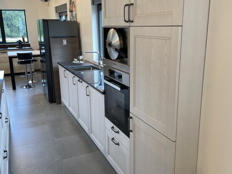 Klassieke keuken met eiland in wit glinsterend kaderfront in massief eik.