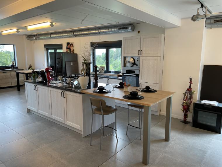 Klassieke keuken met eiland in wit glinsterend kaderfront in massief eik.