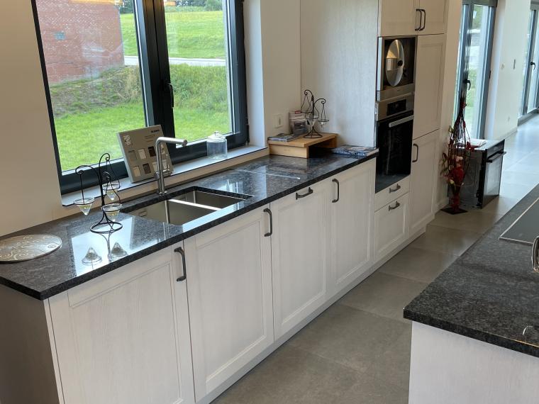 Klassieke keuken met eiland in wit glinsterend kaderfront in massief eik.
