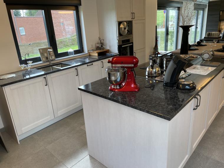 Klassieke keuken met eiland in wit glinsterend kaderfront in massief eik.