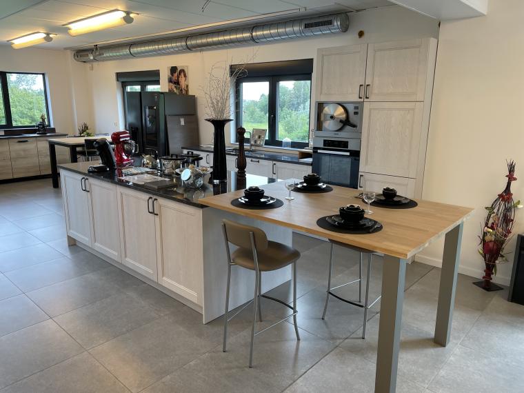 Klassieke keuken met eiland in wit glinsterend kaderfront in massief eik.