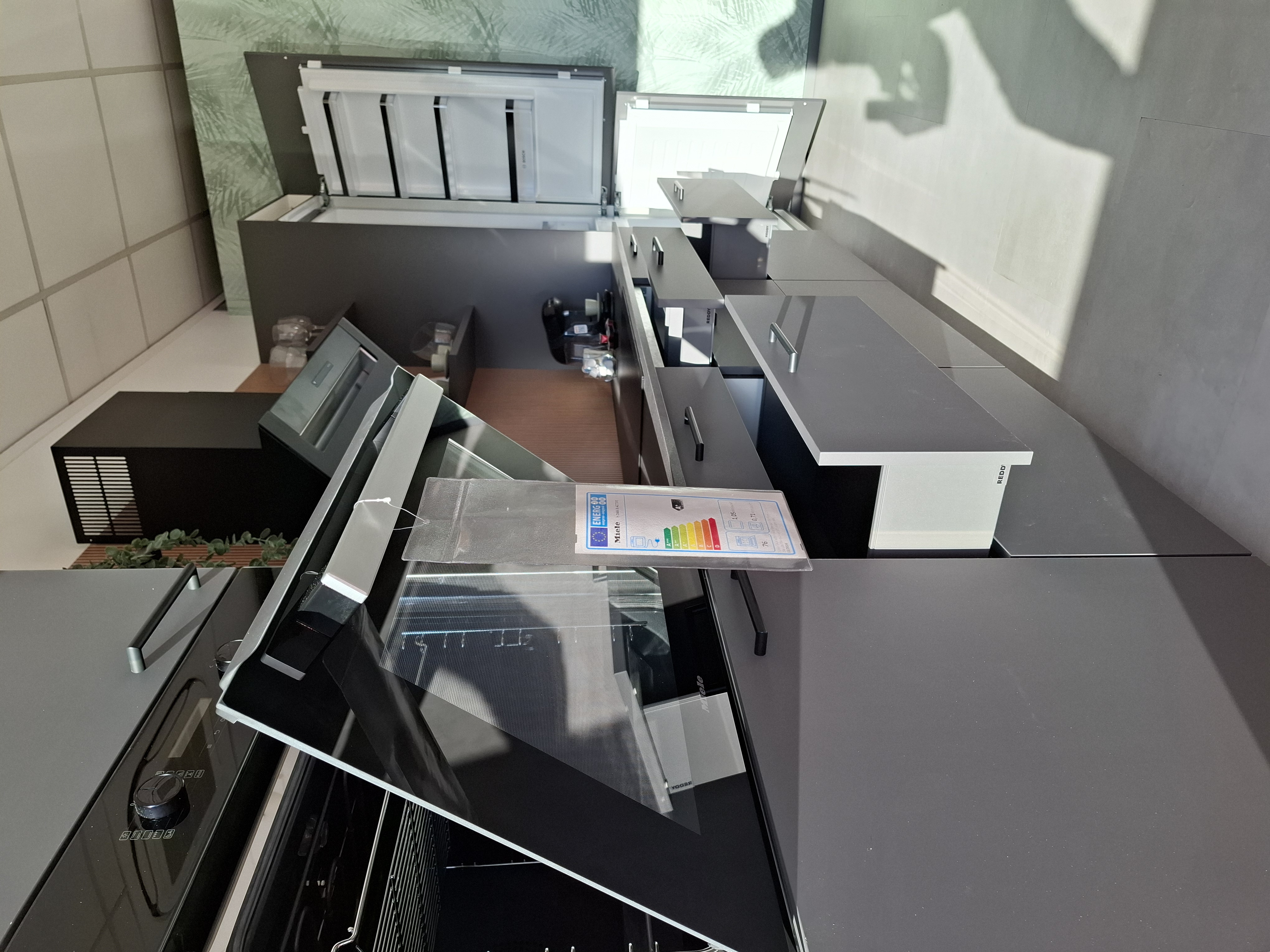 Moderne Zeilen mit Massivholzplatte