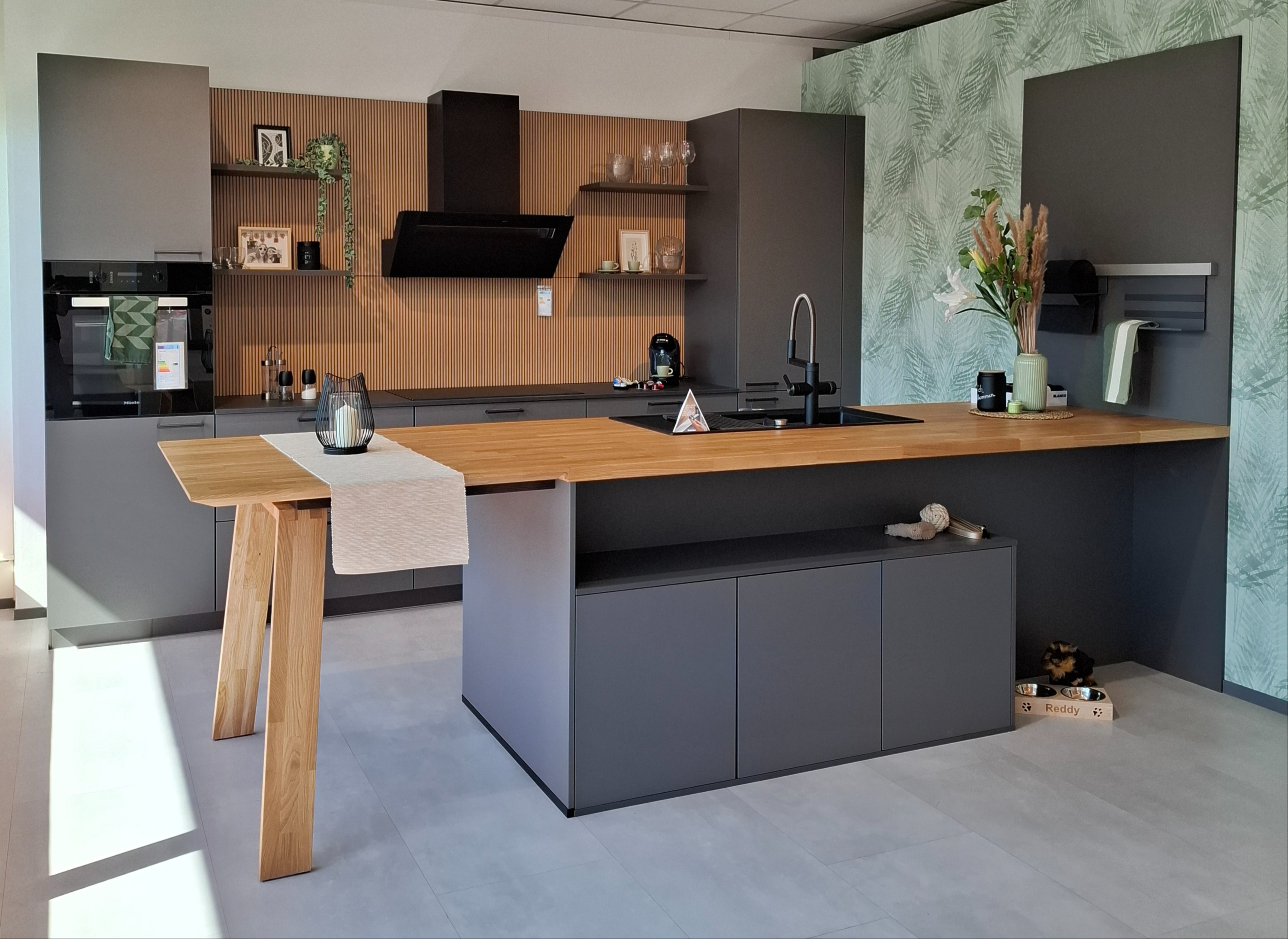 Moderne Zeilen mit Massivholzplatte