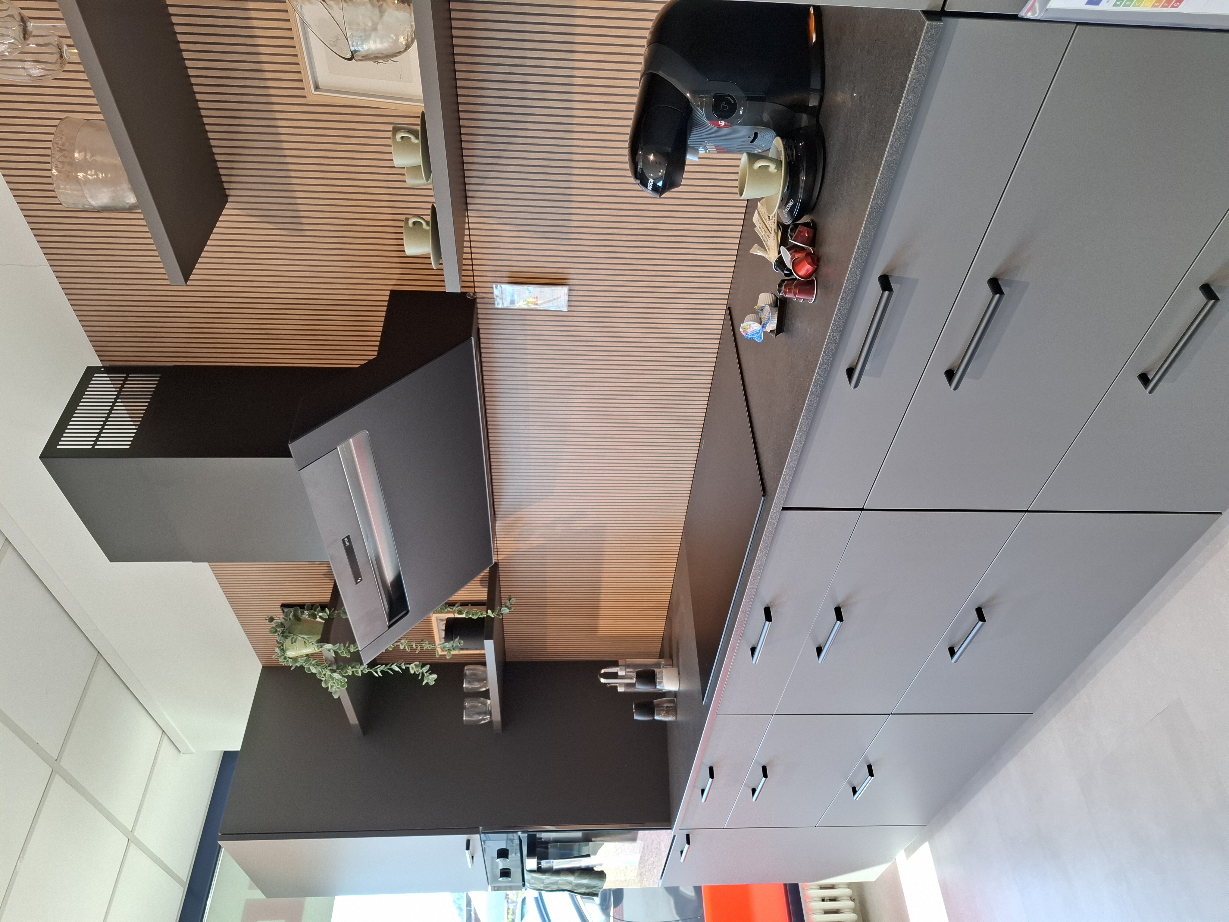 Moderne Zeilen mit Massivholzplatte
