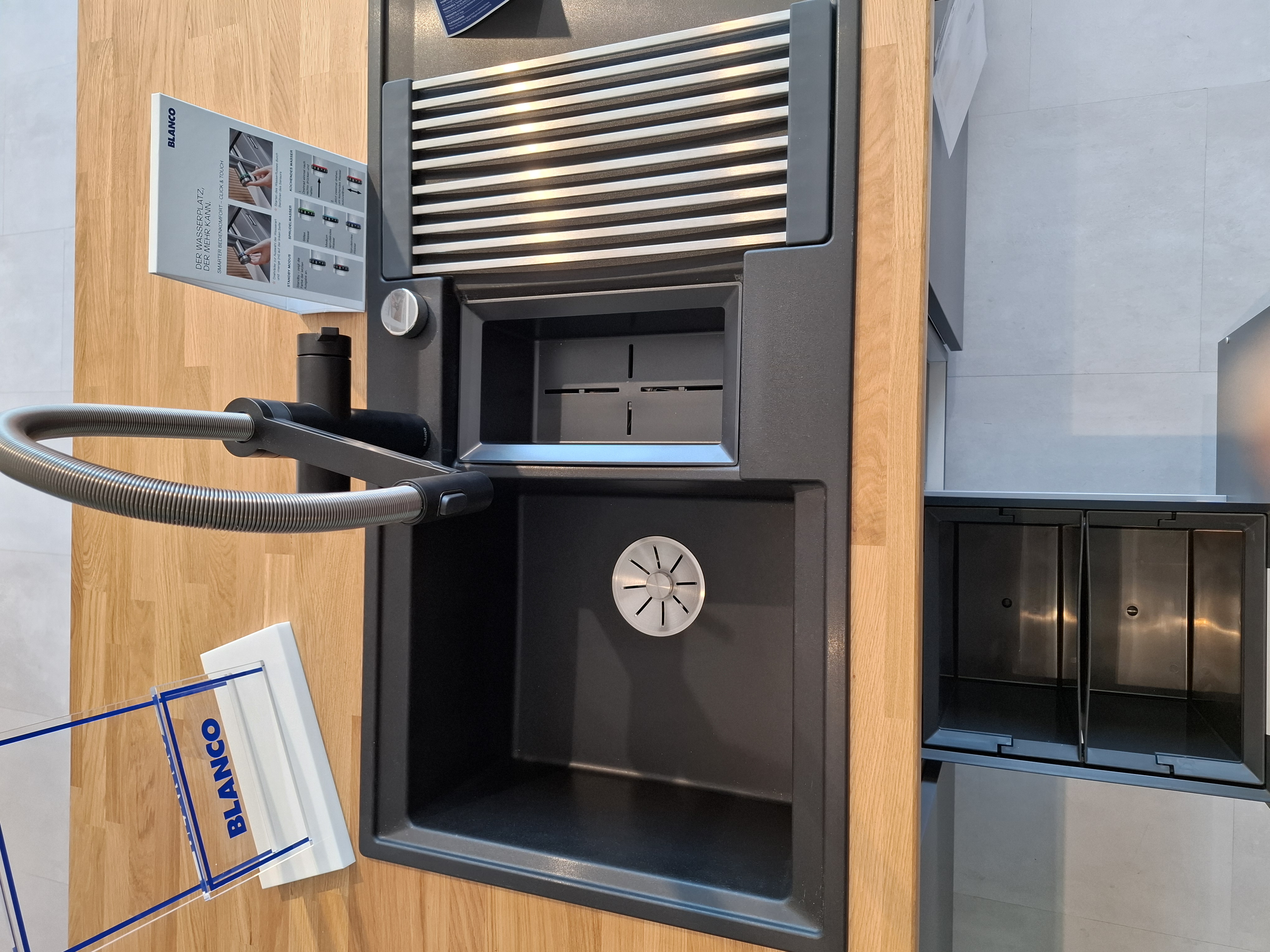 Moderne Zeilen mit Massivholzplatte