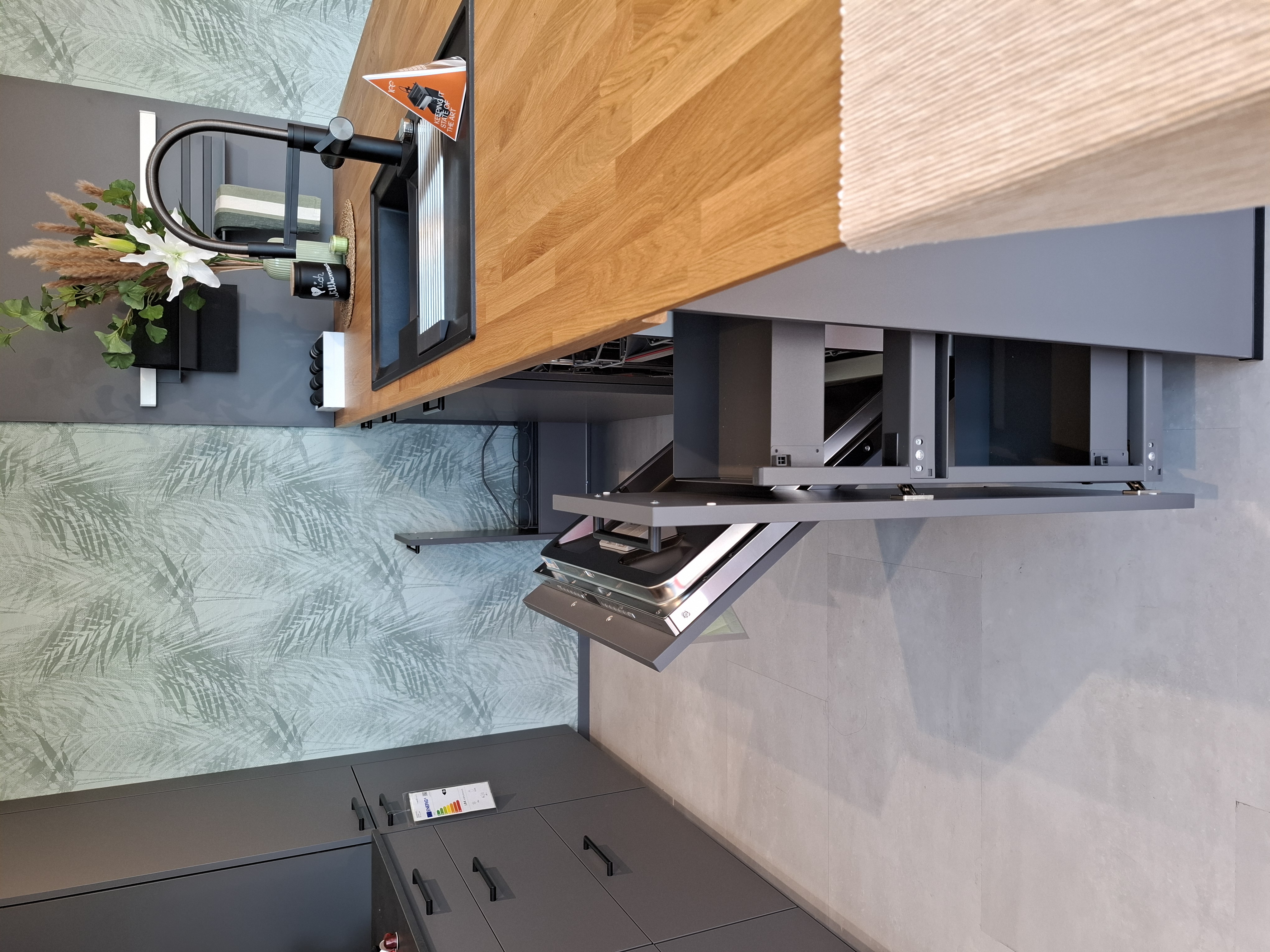 Moderne Zeilen mit Massivholzplatte