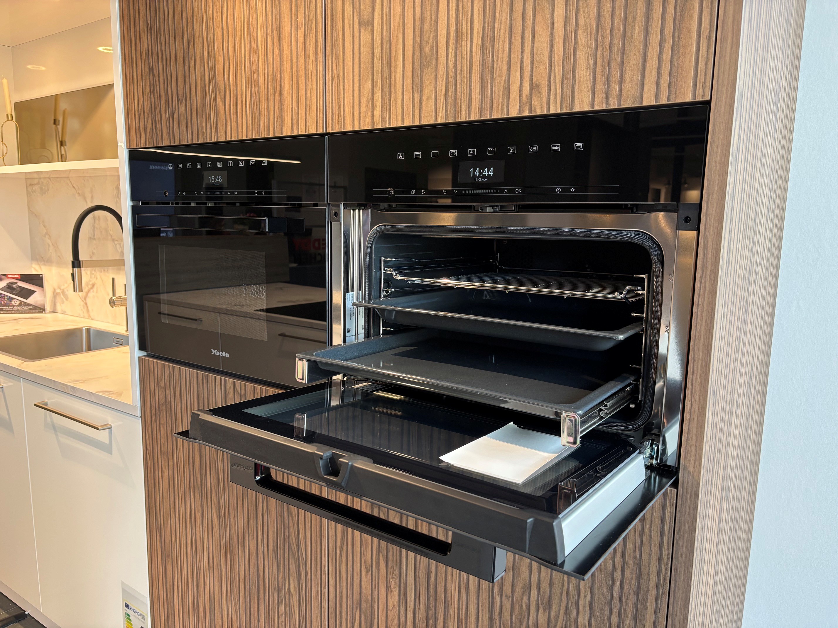 Premiumküche mit innovativen Miele Geräten und luxuriöser Ausstattung