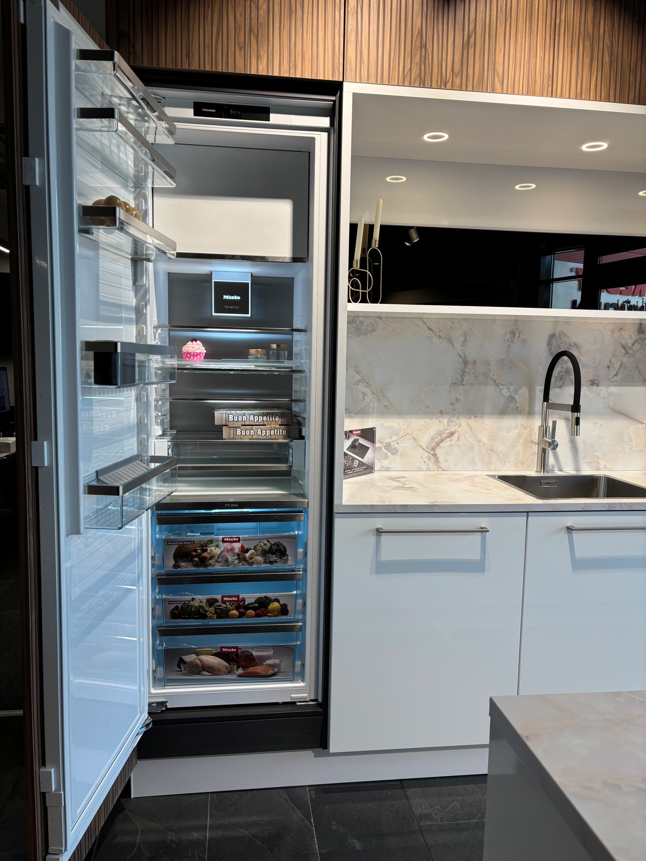 Premiumküche mit innovativen Miele Geräten und luxuriöser Ausstattung