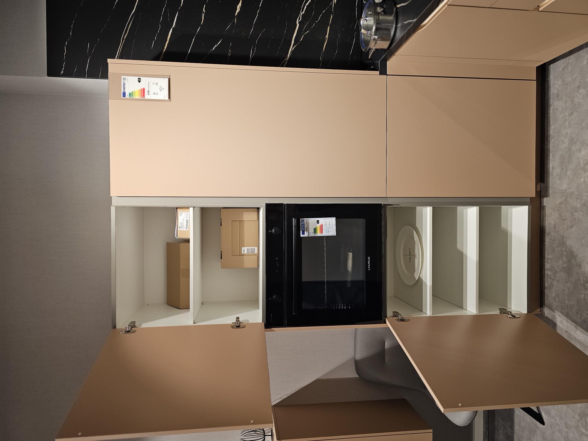 Lackmatte Premiumküche in Koralle inklusive Wohnzimmerwand