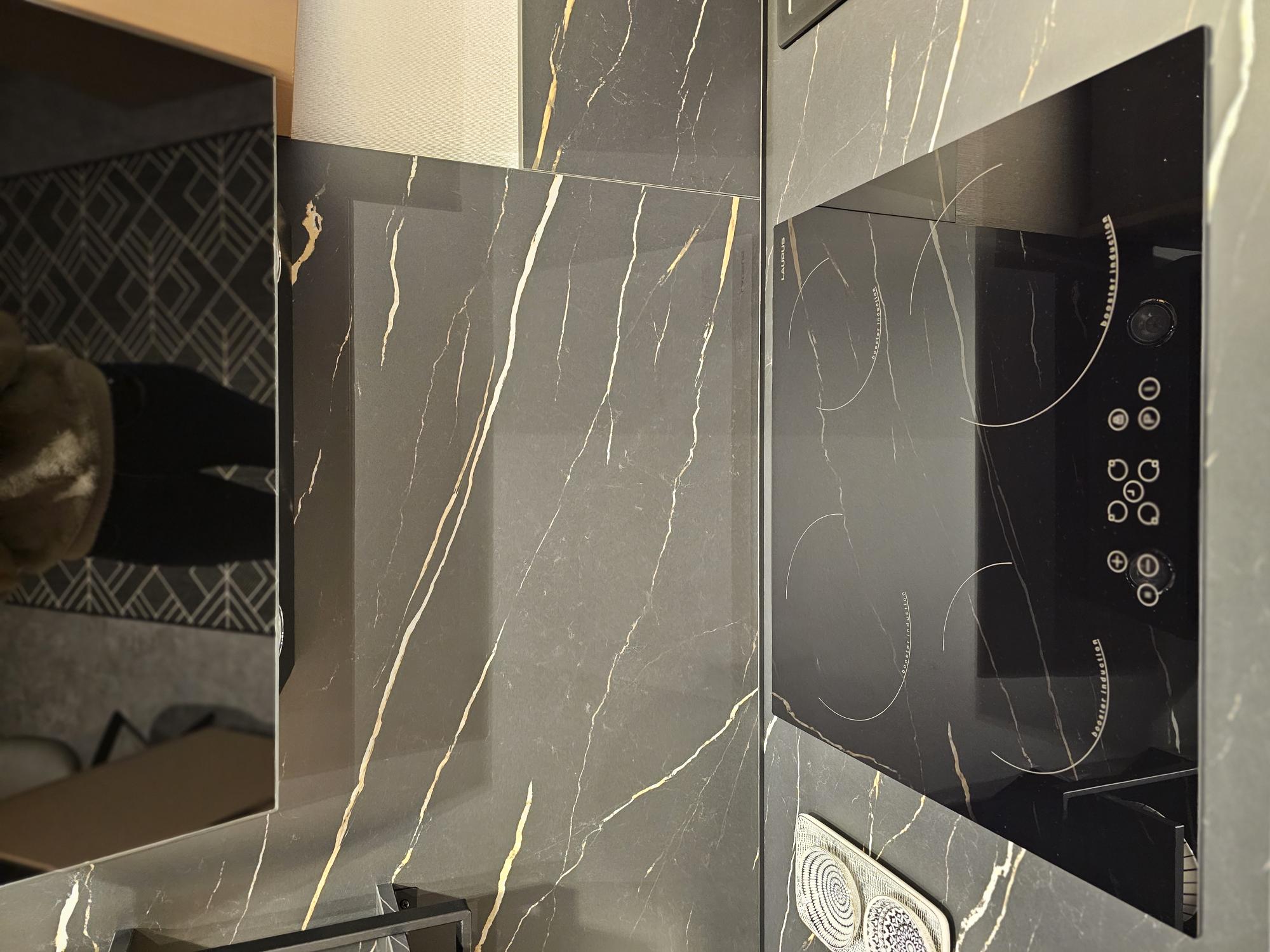 Lackmatte Premiumküche in Koralle inklusive Wohnzimmerwand