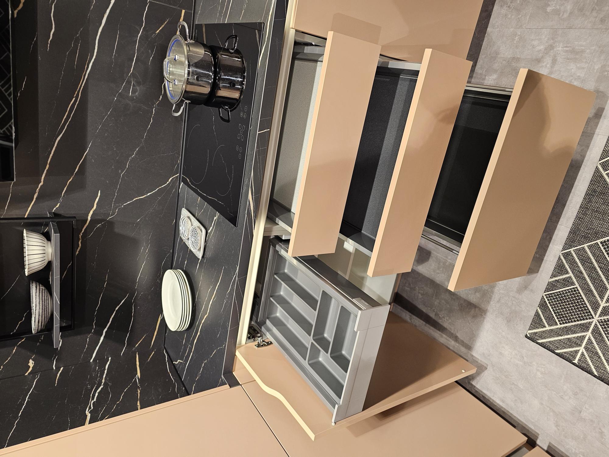 Lackmatte Premiumküche in Koralle inklusive Wohnzimmerwand