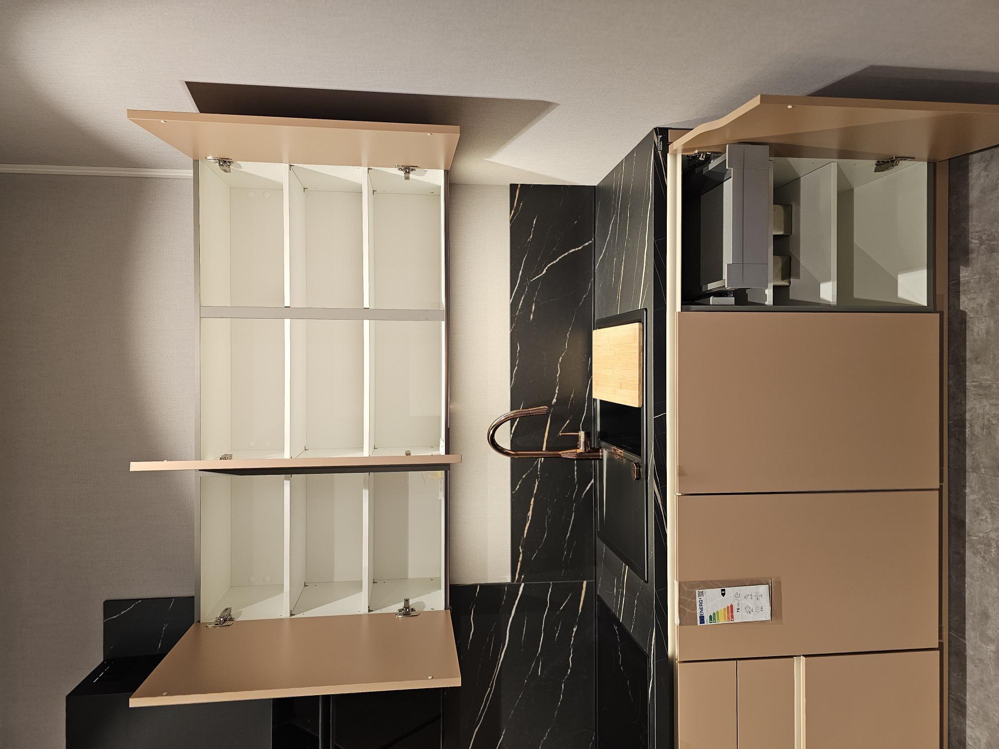 Lackmatte Premiumküche in Koralle inklusive Wohnzimmerwand