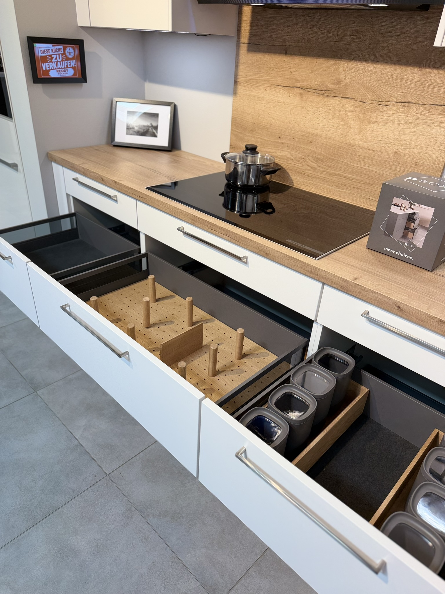 L-Küche in Mattweiß mit Holzoptik