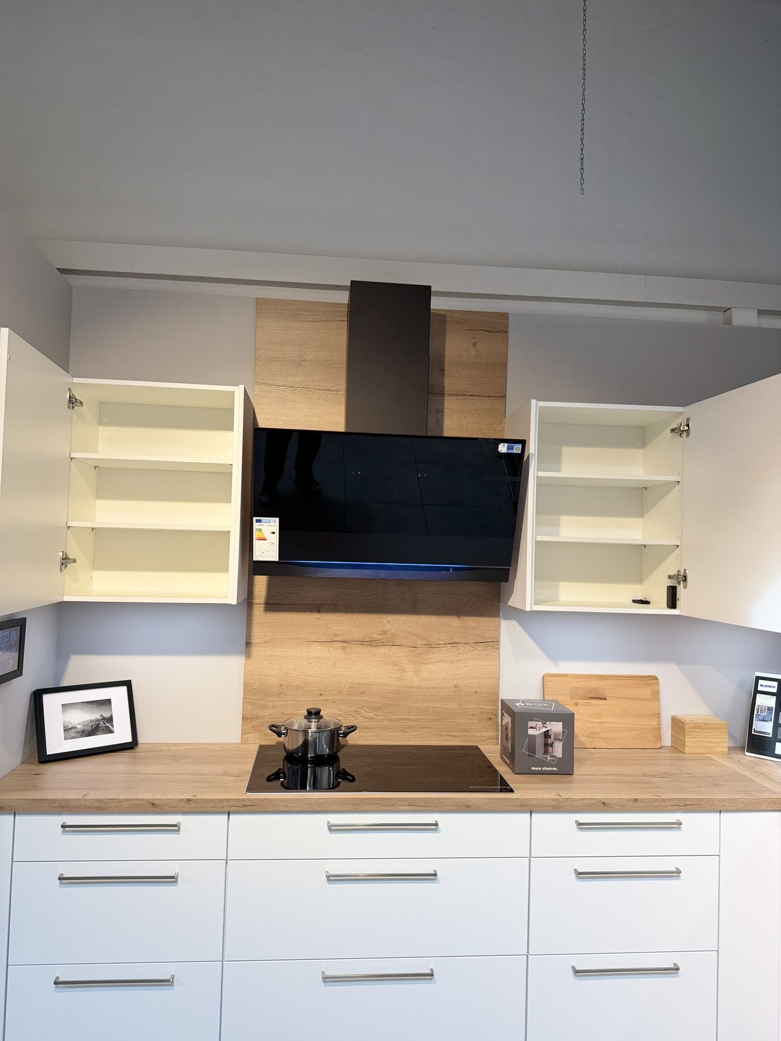 L-Küche in Mattweiß mit Holzoptik