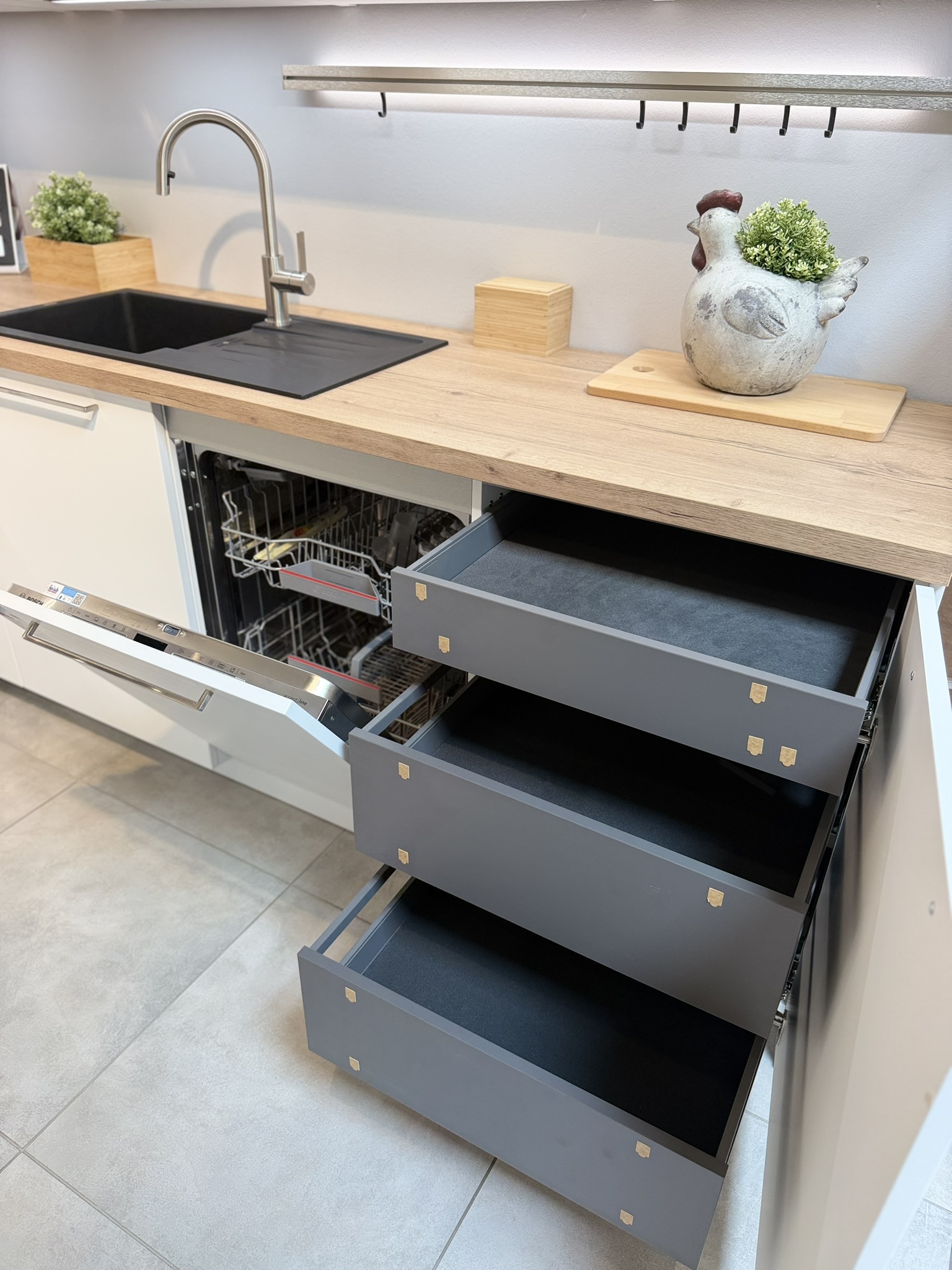 L-Küche in Mattweiß mit Holzoptik