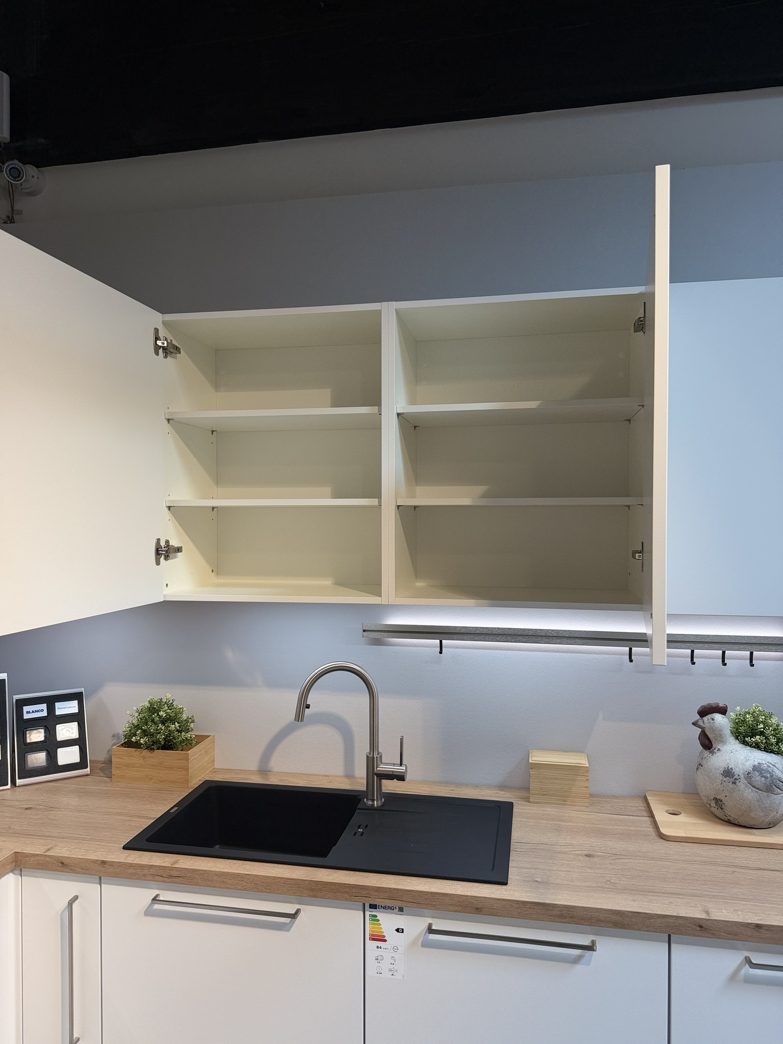 L-Küche in Mattweiß mit Holzoptik