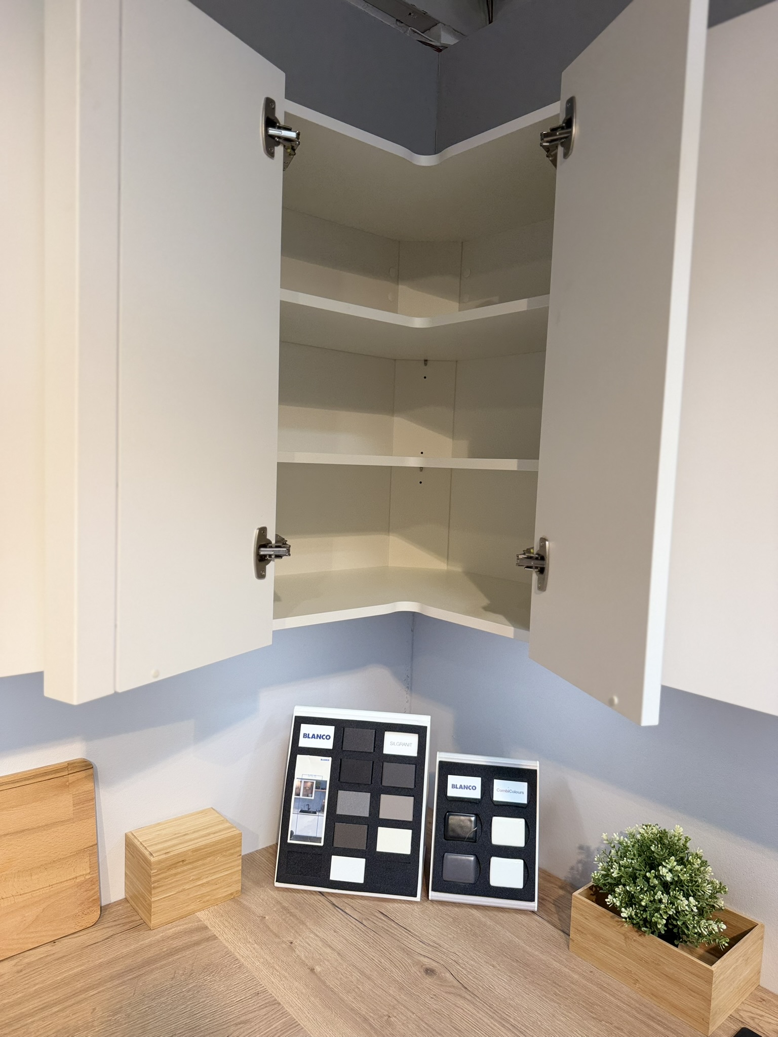 L-Küche in Mattweiß mit Holzoptik