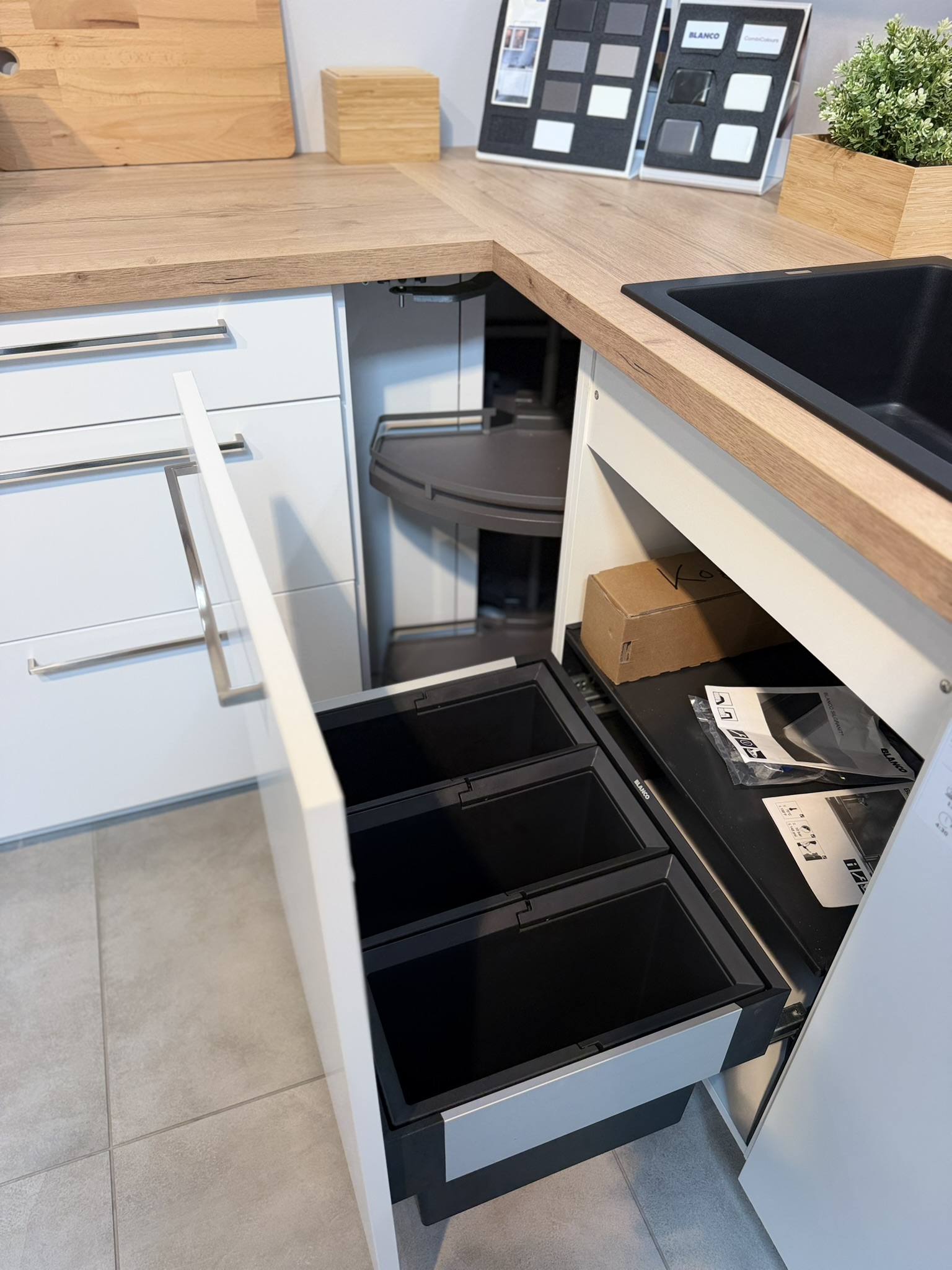 L-Küche in Mattweiß mit Holzoptik