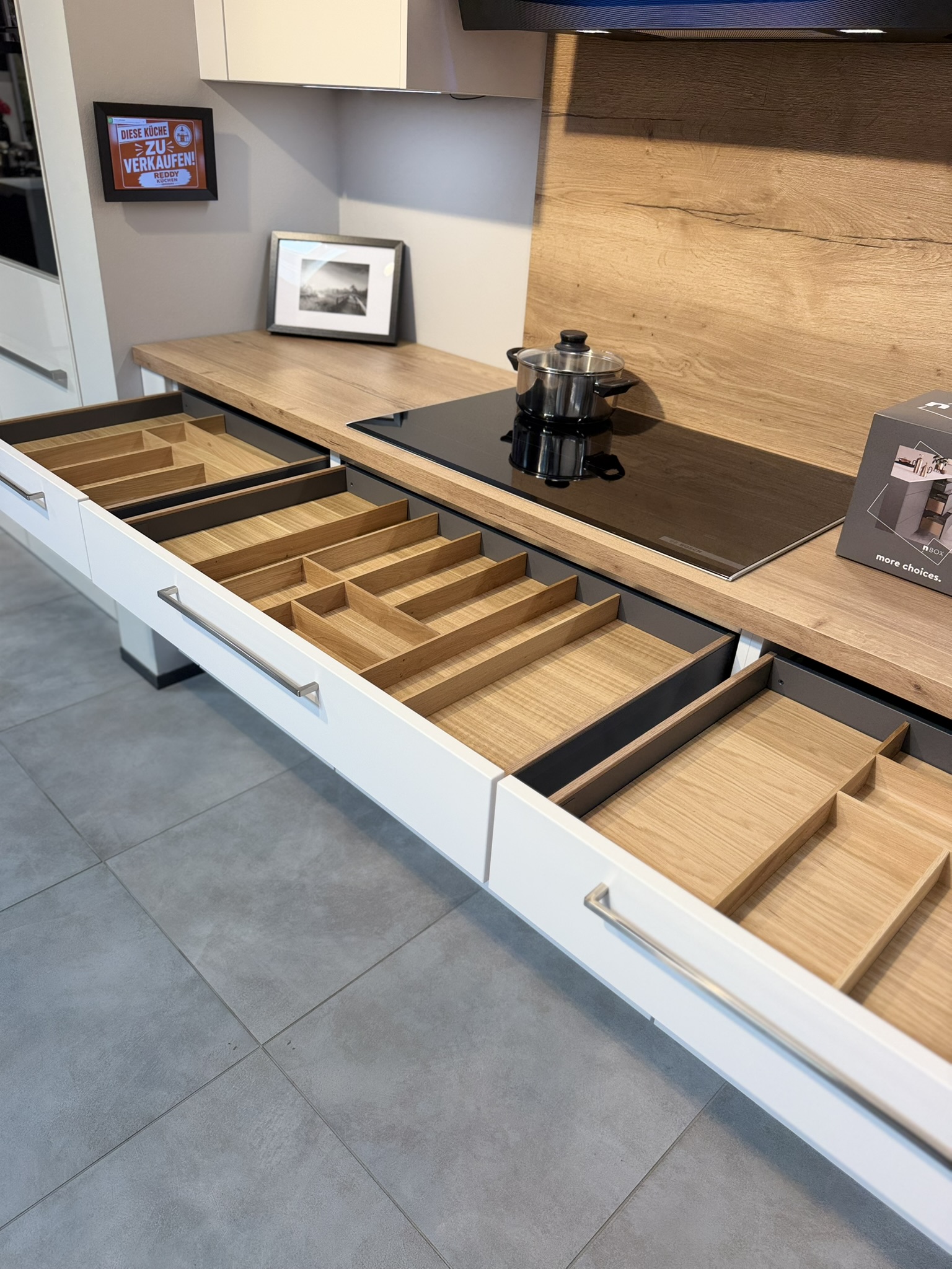 L-Küche in Mattweiß mit Holzoptik