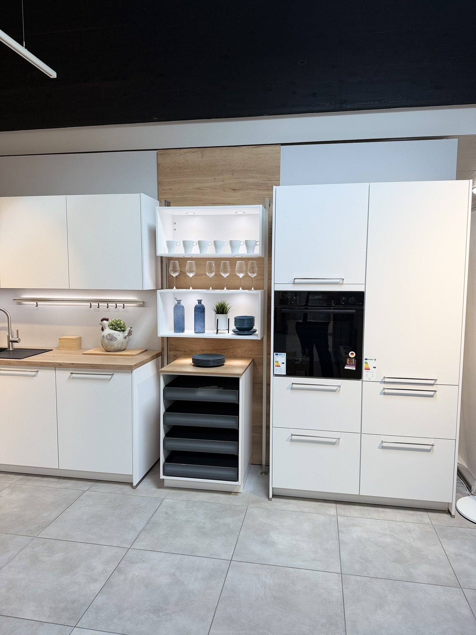 L-Küche in Mattweiß mit Holzoptik