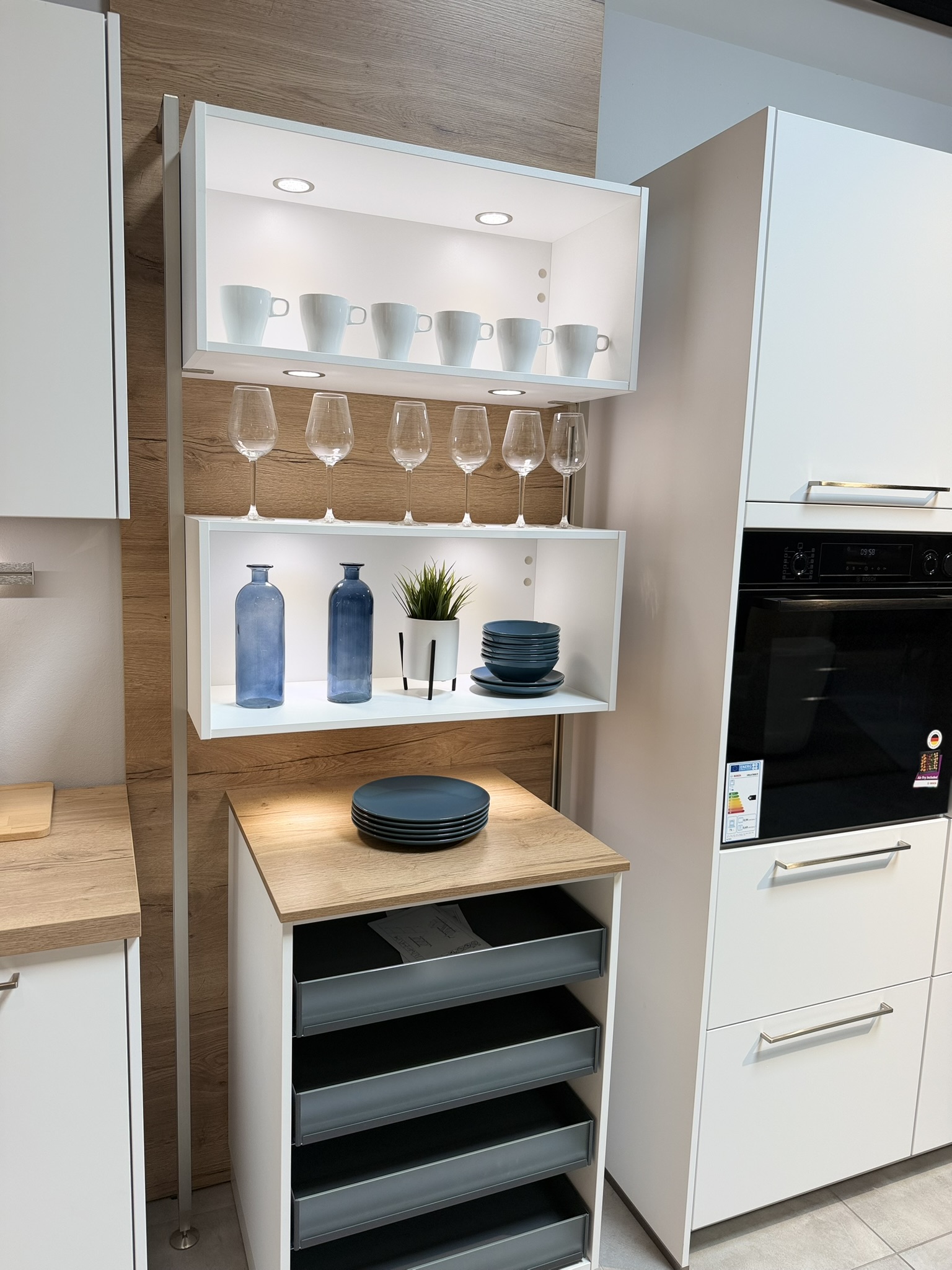 L-Küche in Mattweiß mit Holzoptik