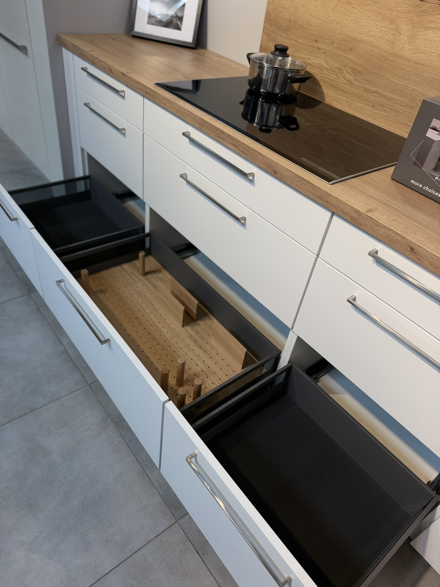 L-Küche in Mattweiß mit Holzoptik