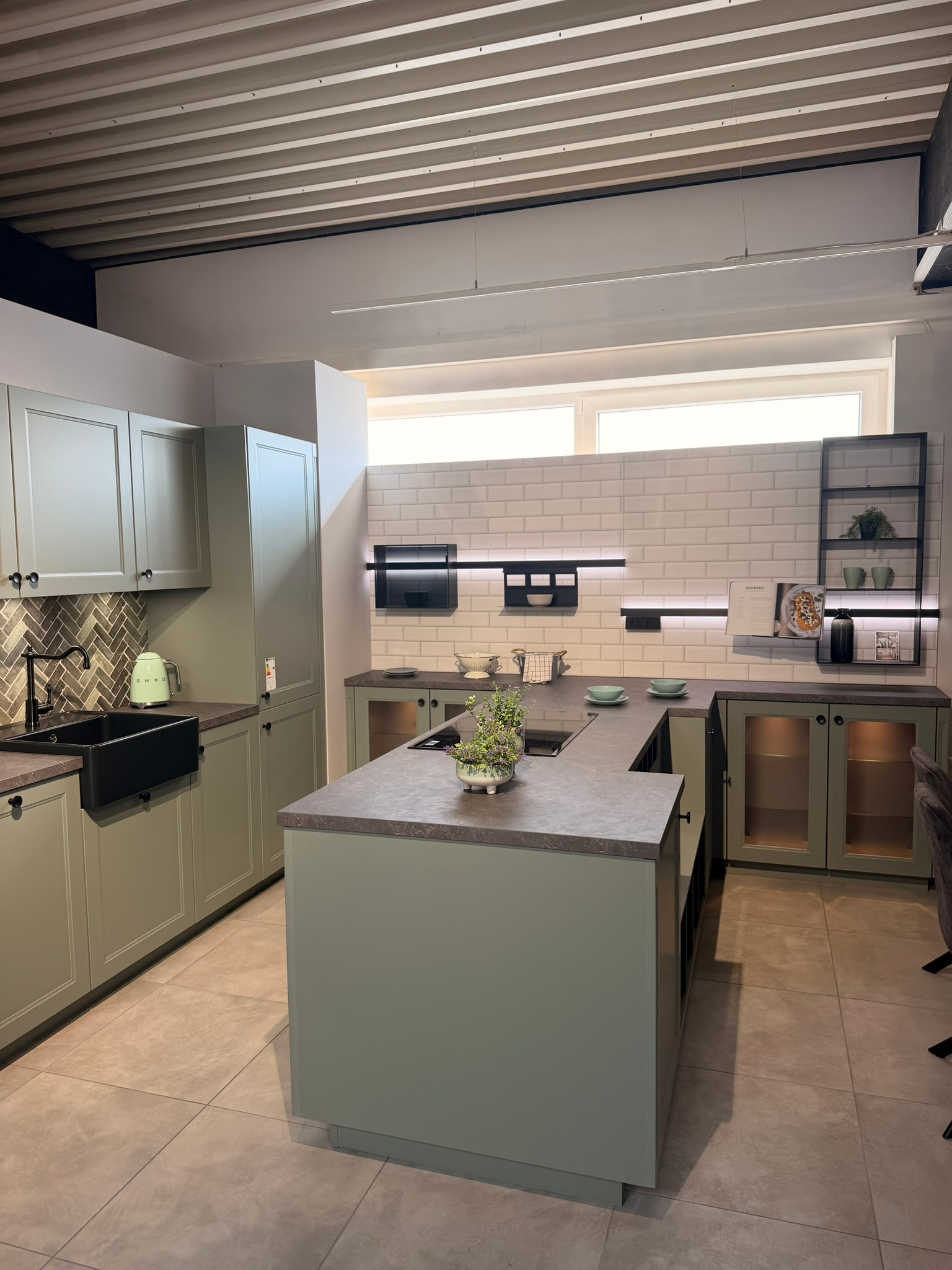 Nobilia Landhausküche in Lacklaminat Schilf & Schiefergrau – mit Granit-Arbeitsplatte, Tisch & 4 Stühlen