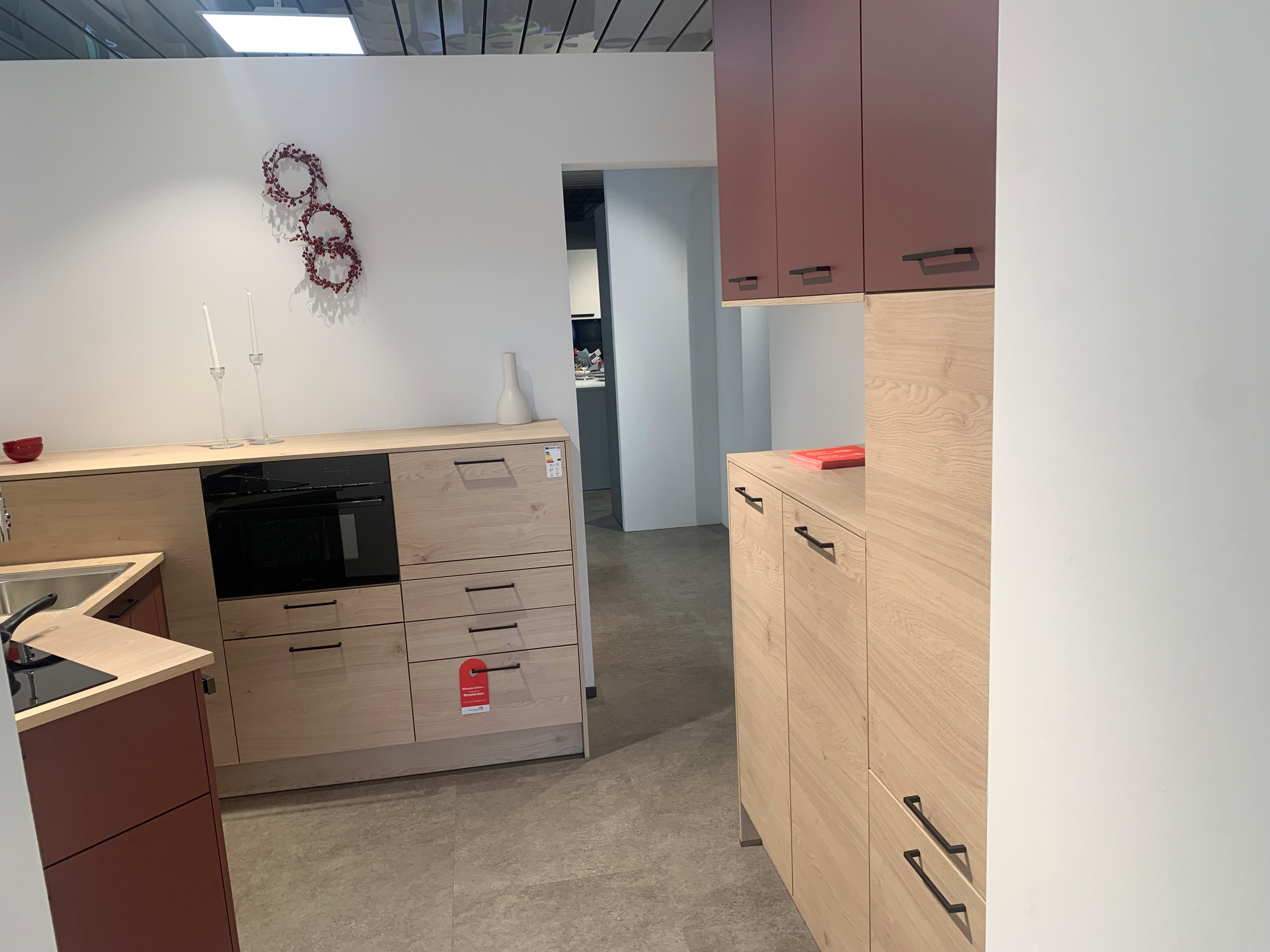 Dynamische Kombination: Wildeiche trifft karminrot in neuem Küchendesign!