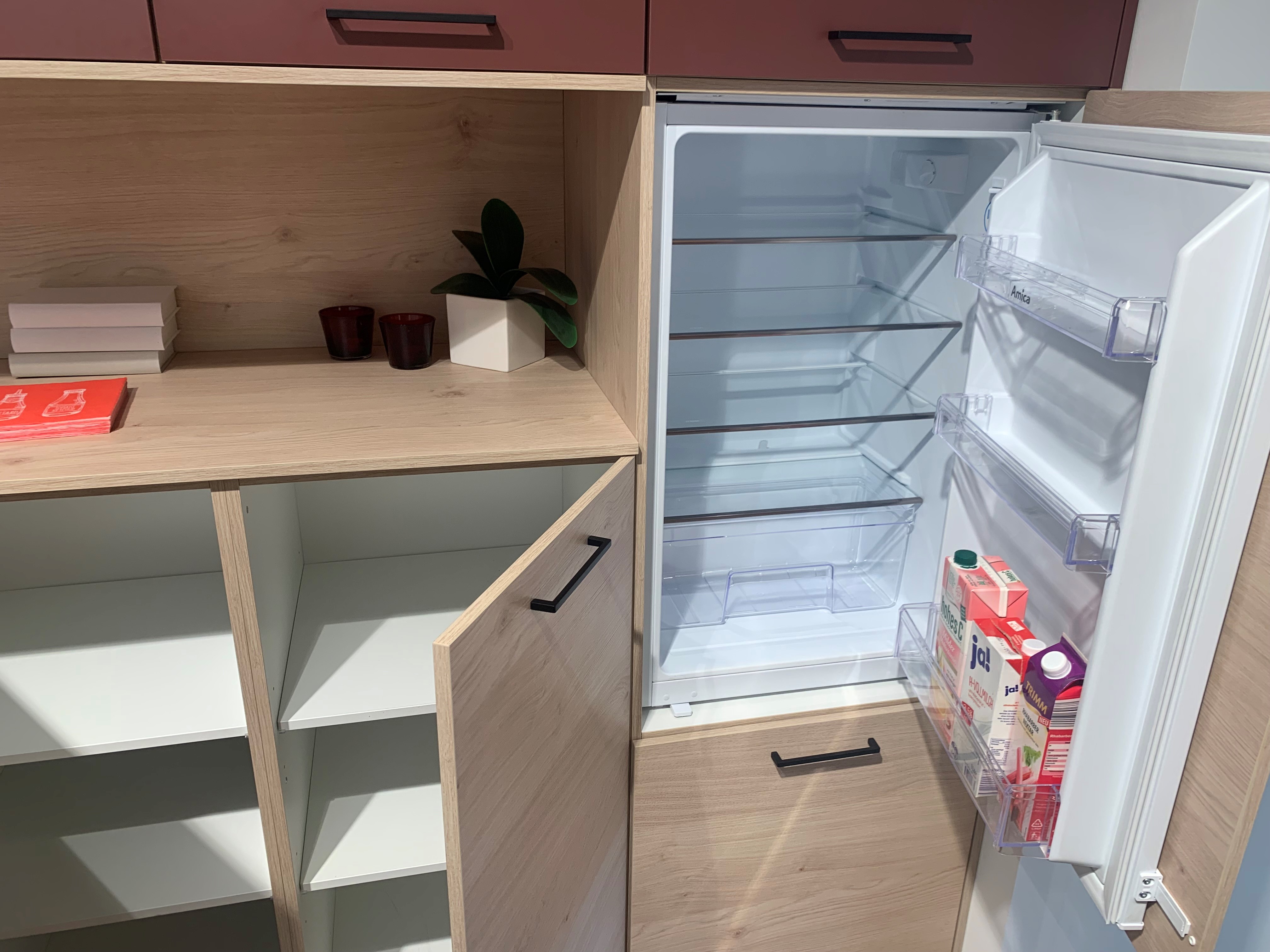 Dynamische Kombination: Wildeiche trifft karminrot in neuem Küchendesign!