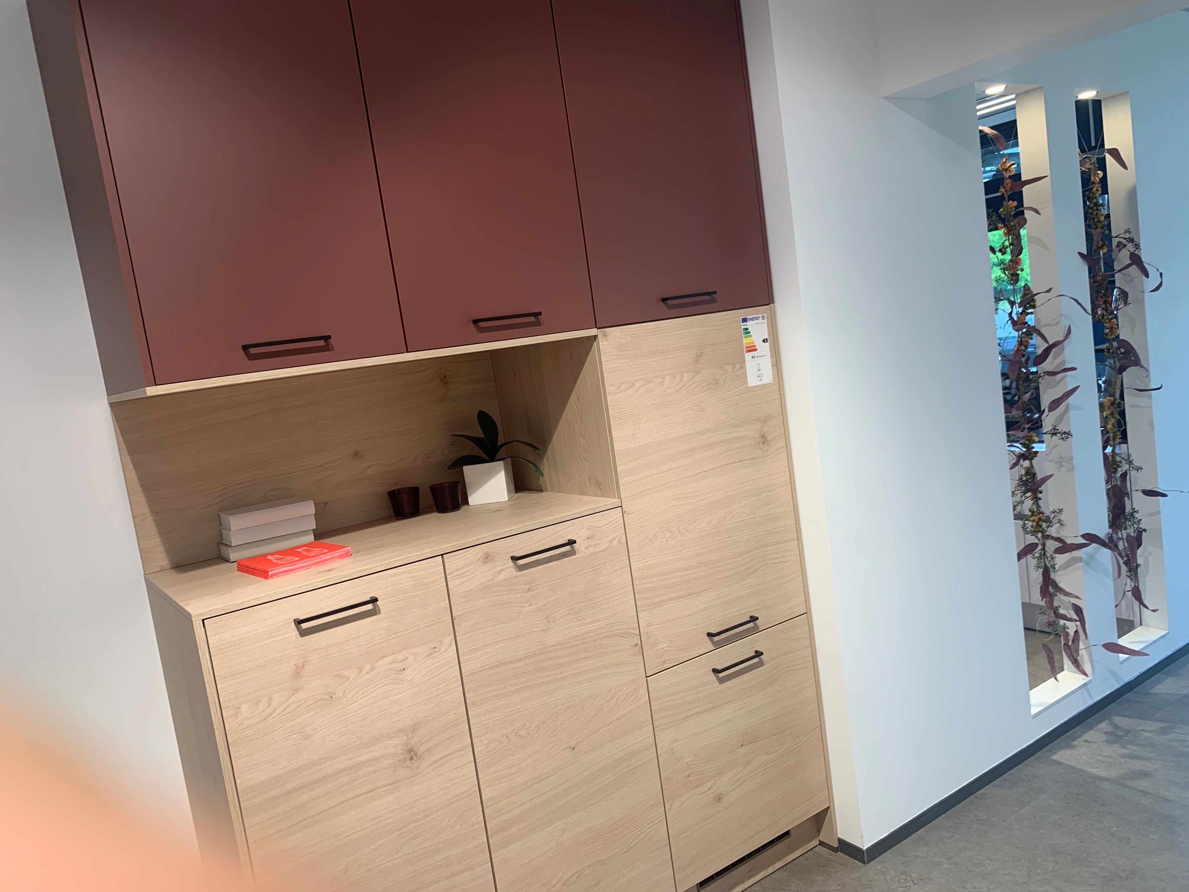 Dynamische Kombination: Wildeiche trifft karminrot in neuem Küchendesign!