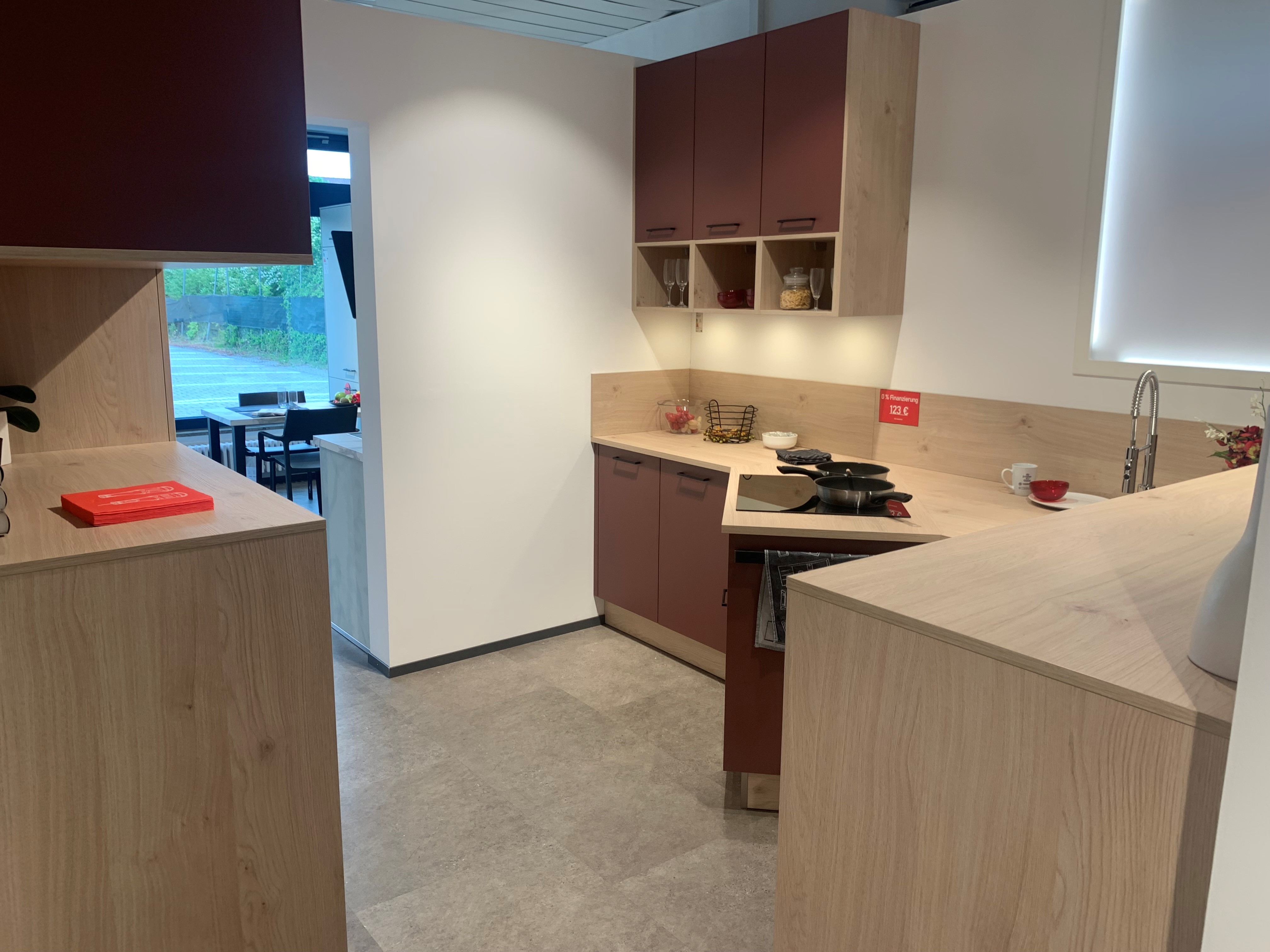 Dynamische Kombination: Wildeiche trifft karminrot in neuem Küchendesign!
