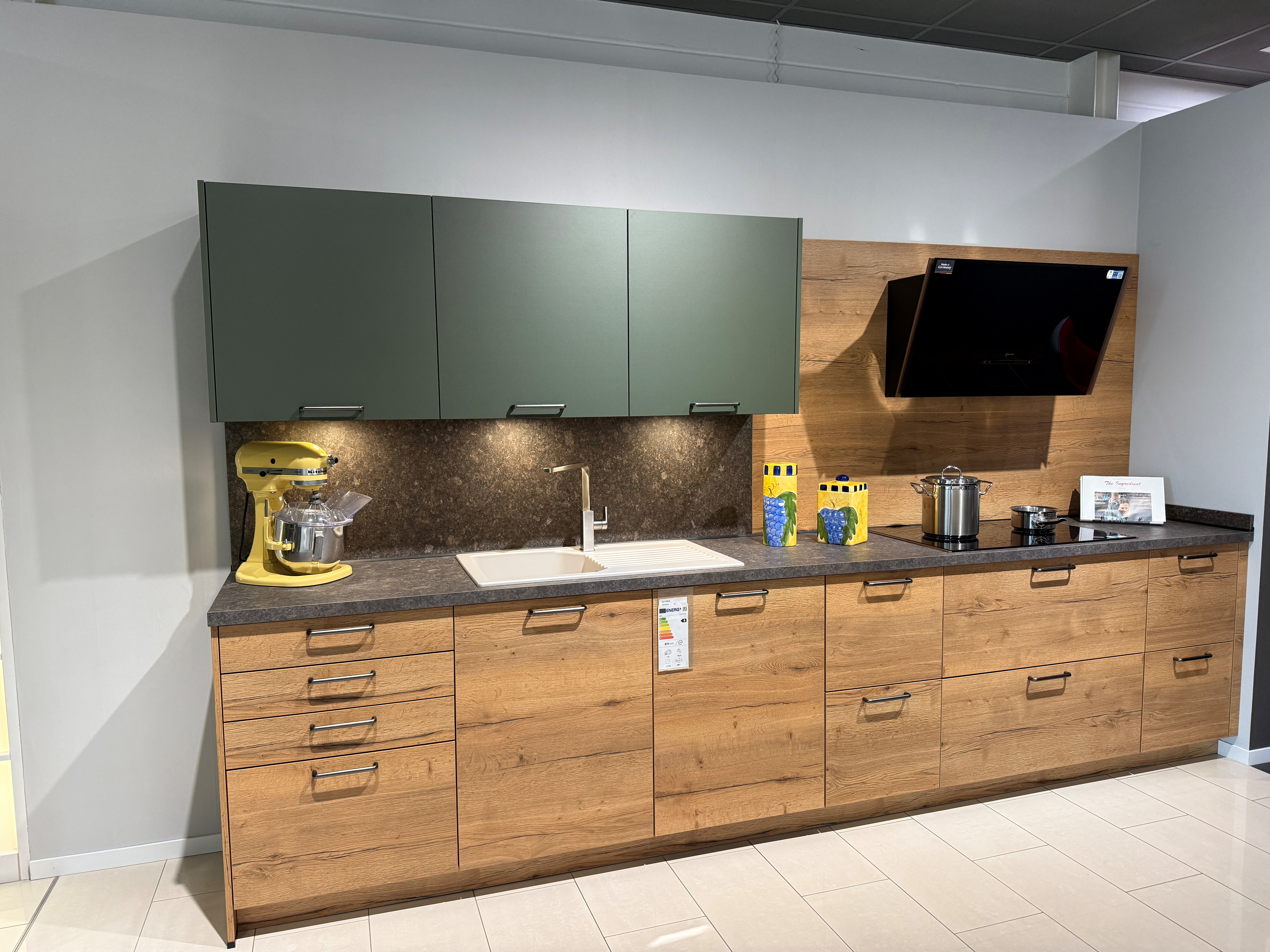 Moderne Küche in Holzoptik Alteiche mit grünen Elementen