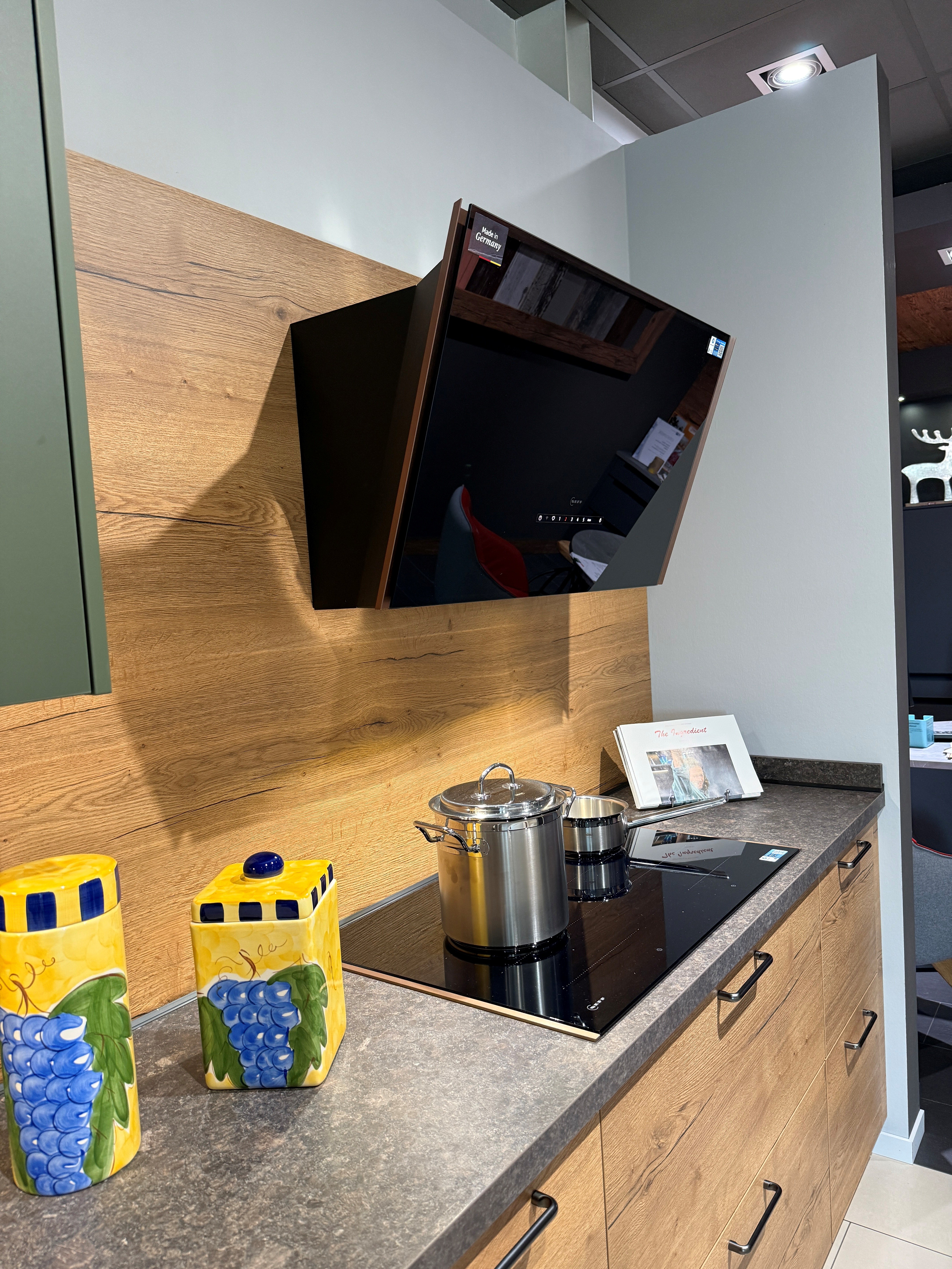 Moderne Küche in Holzoptik Alteiche mit grünen Elementen