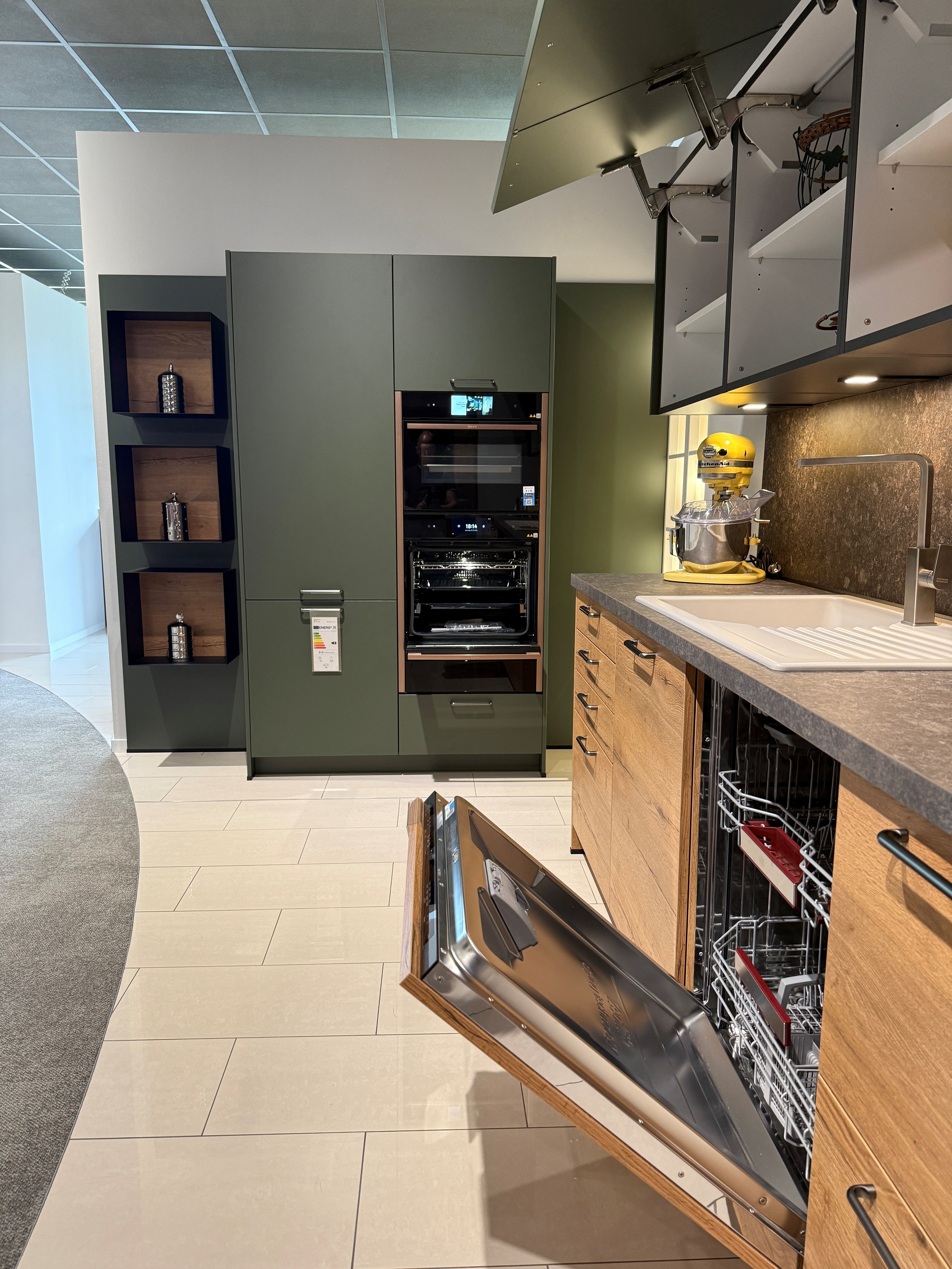 Moderne Küche in Holzoptik Alteiche mit grünen Elementen