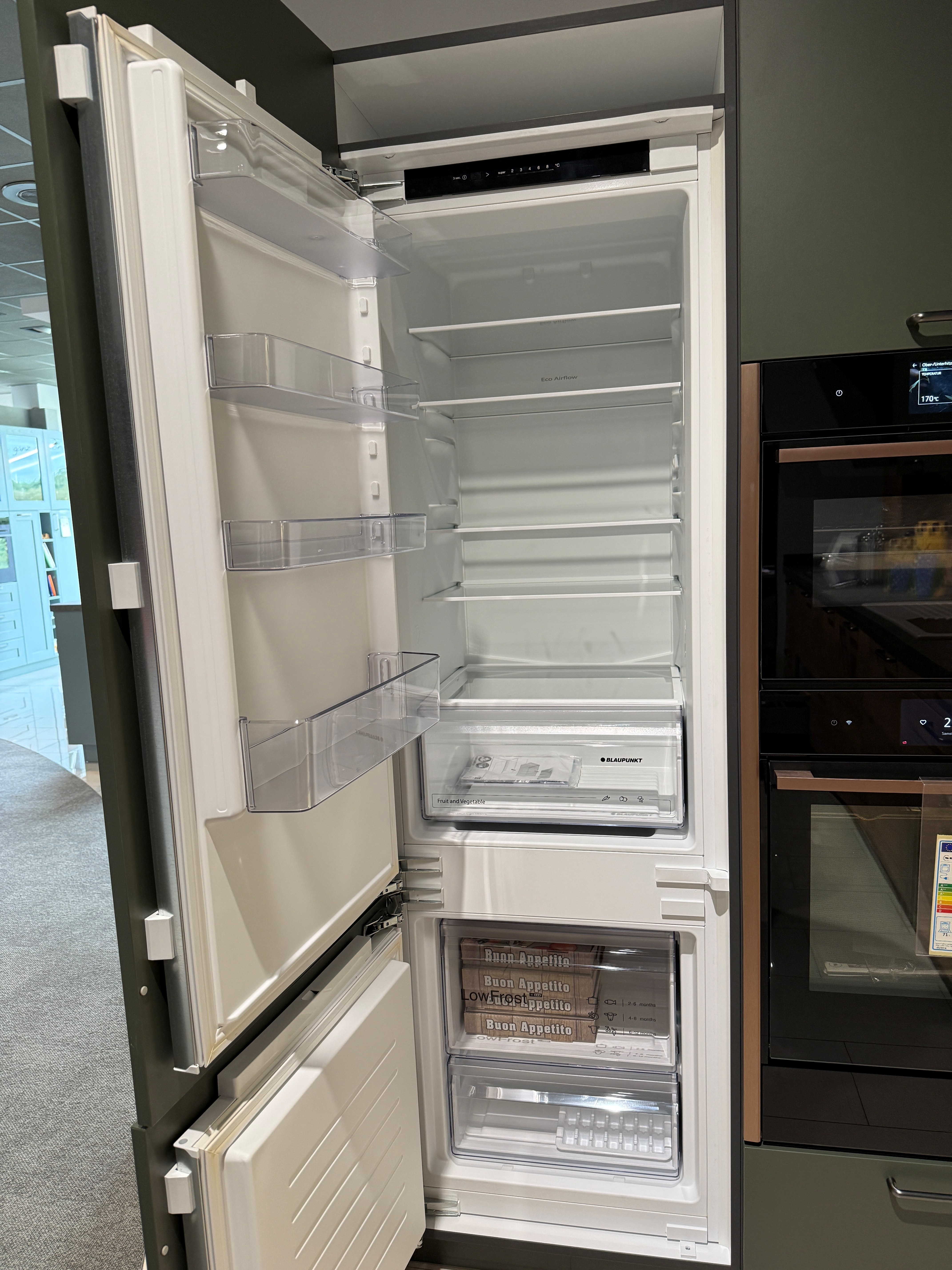Moderne Küche in Holzoptik Alteiche mit grünen Elementen