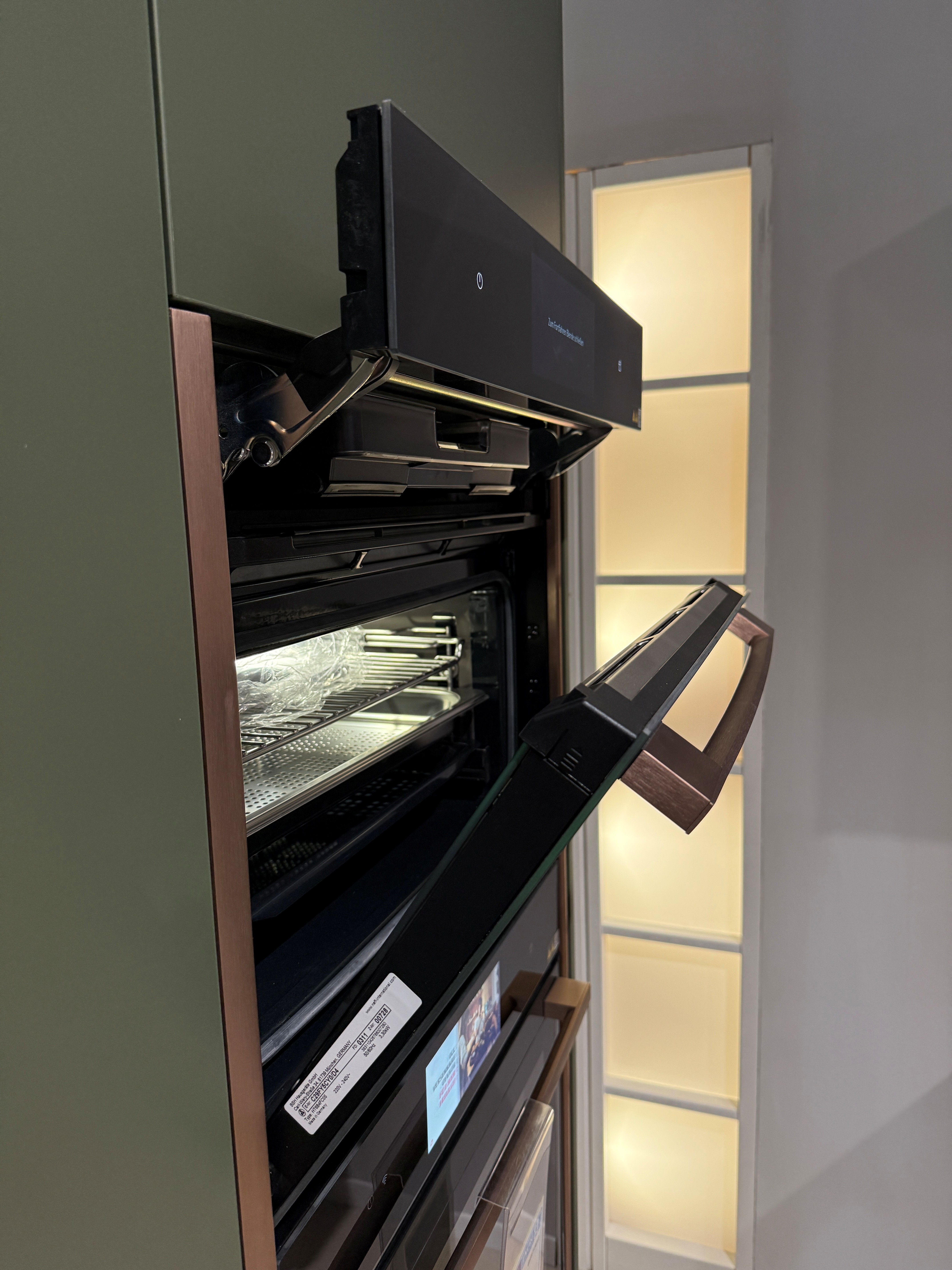 Moderne Küche in Holzoptik Alteiche mit grünen Elementen