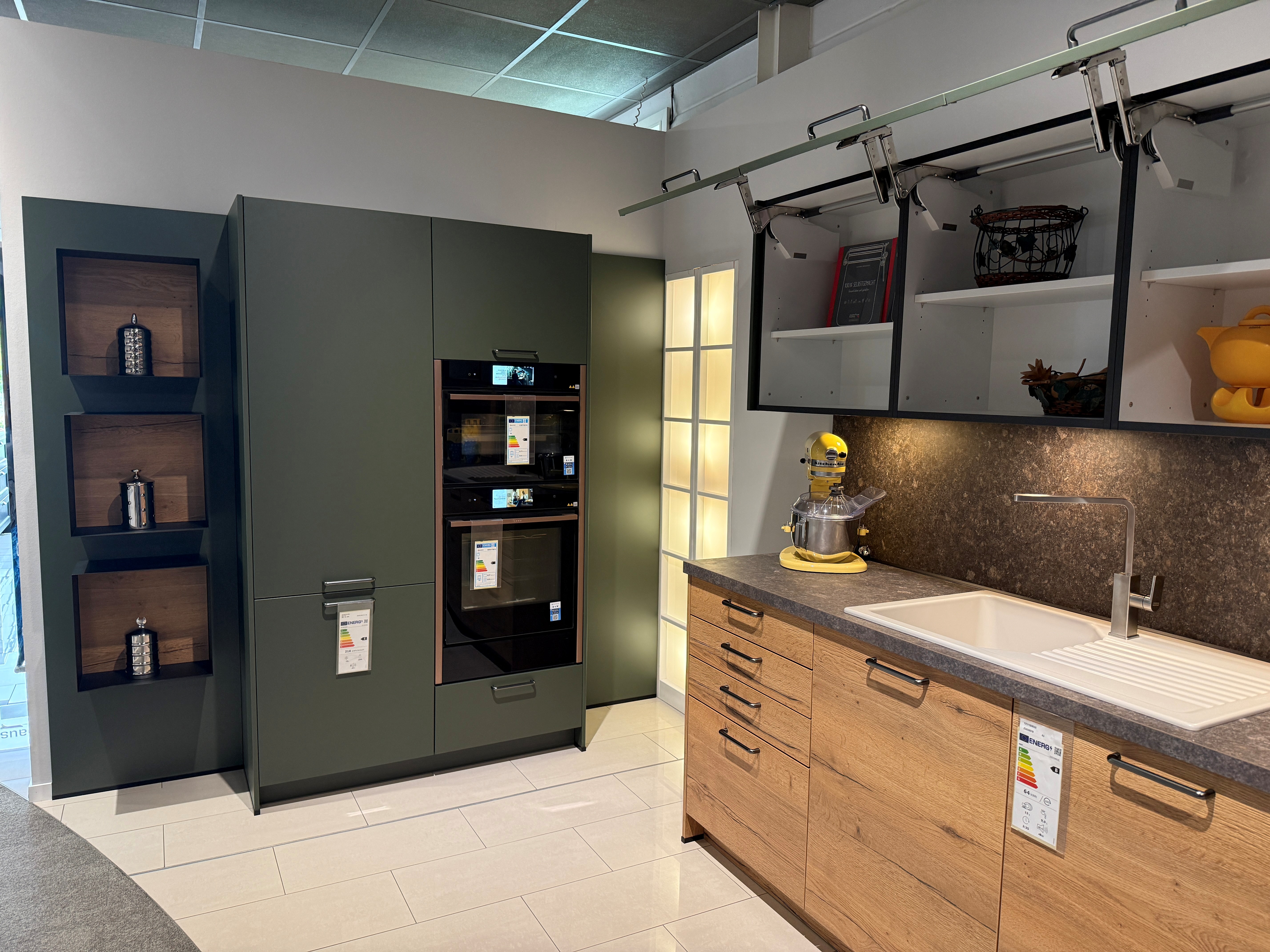 Moderne Küche in Holzoptik Alteiche mit grünen Elementen