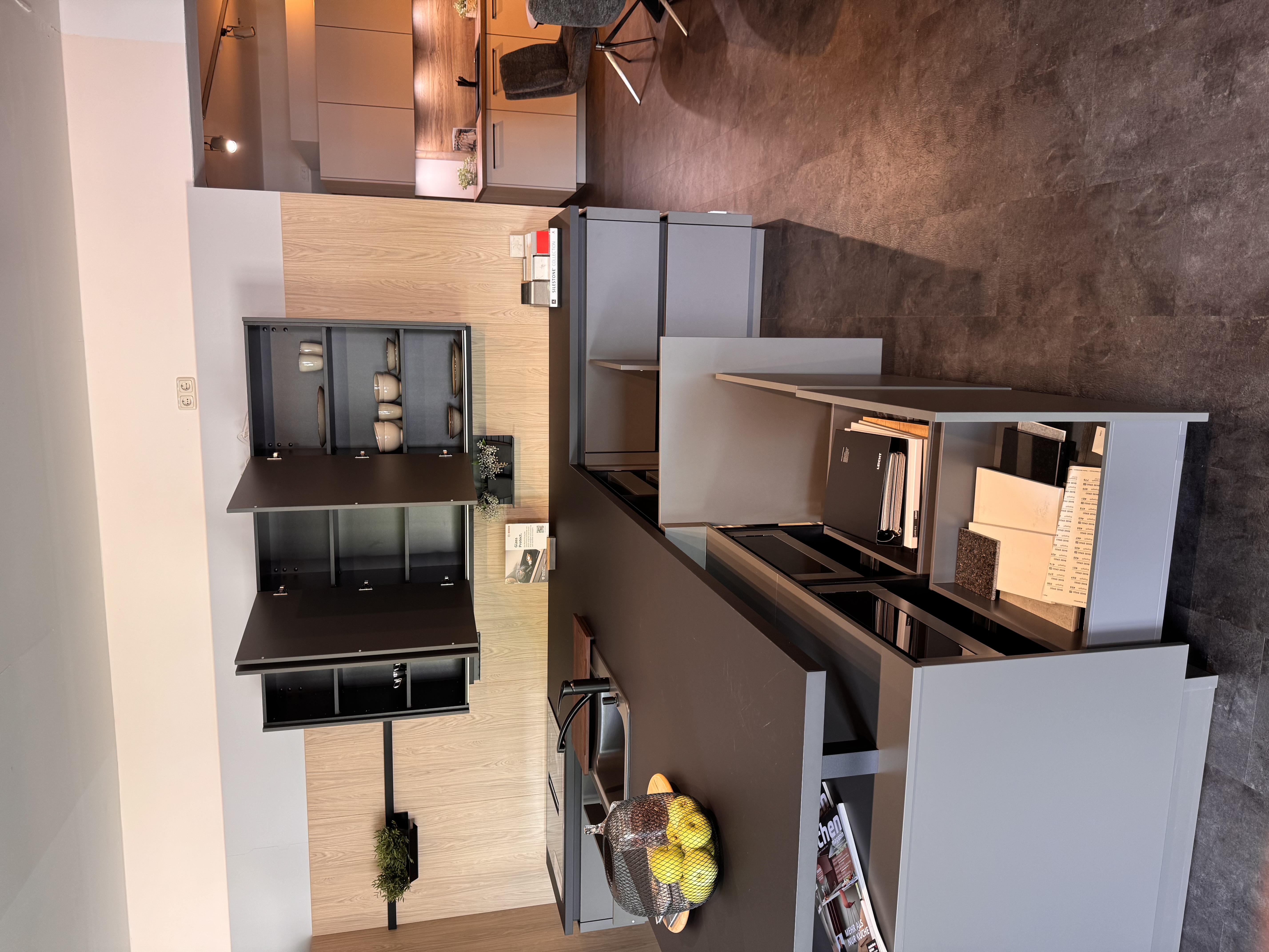 Moderne Musterhaus Ausstellungsküche von Brigitte Küchen mit Bosch Geräten und Systemceram Spüle