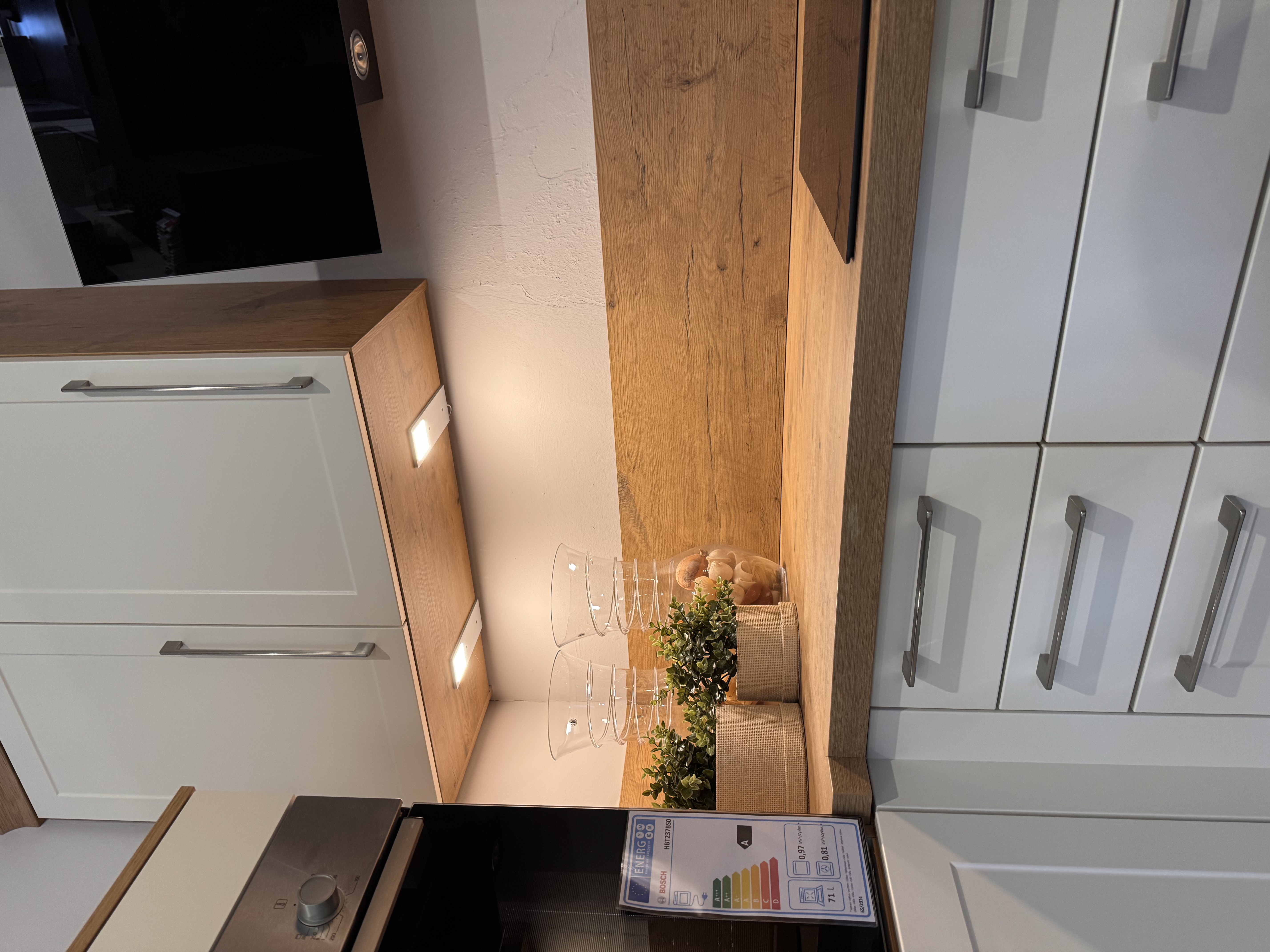 Hochwertige Musterhaus Ausstellungsküche von Brigitte Küchen im Landhausstil mit Bosch Geräten und Holzoptik