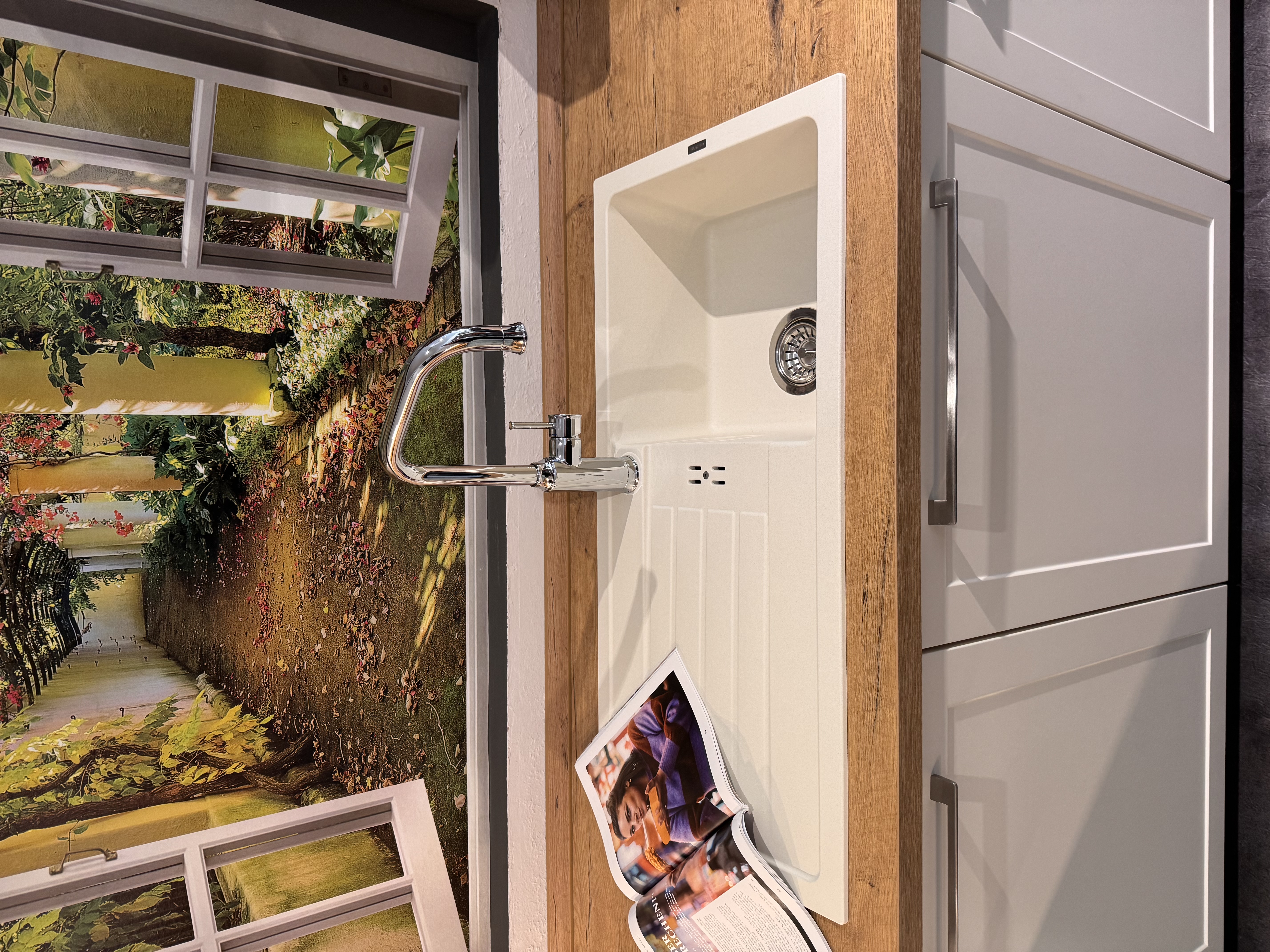 Hochwertige Musterhaus Ausstellungsküche von Brigitte Küchen im Landhausstil mit Bosch Geräten und Holzoptik