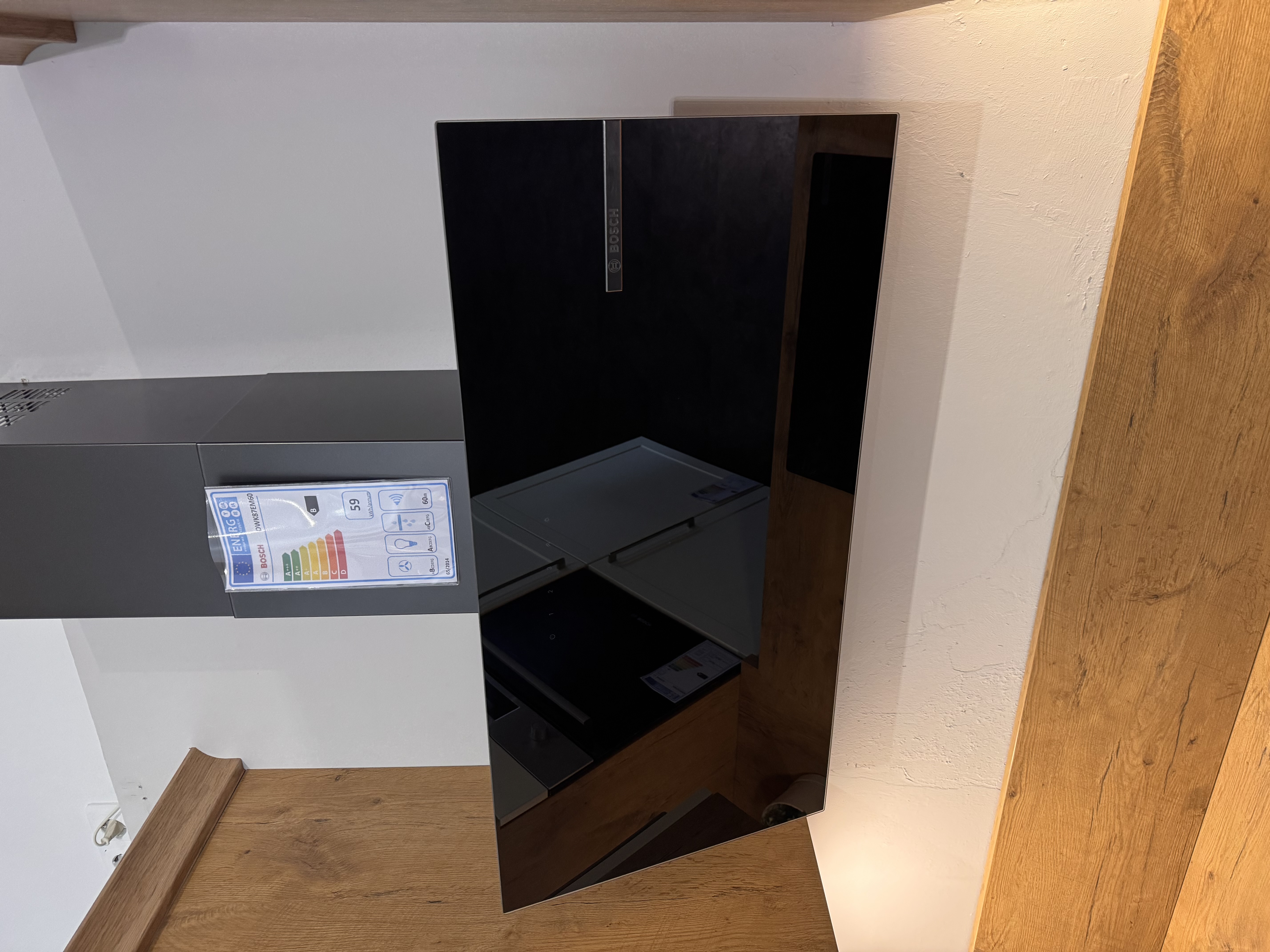 Hochwertige Musterhaus Ausstellungsküche von Brigitte Küchen im Landhausstil mit Bosch Geräten und Holzoptik