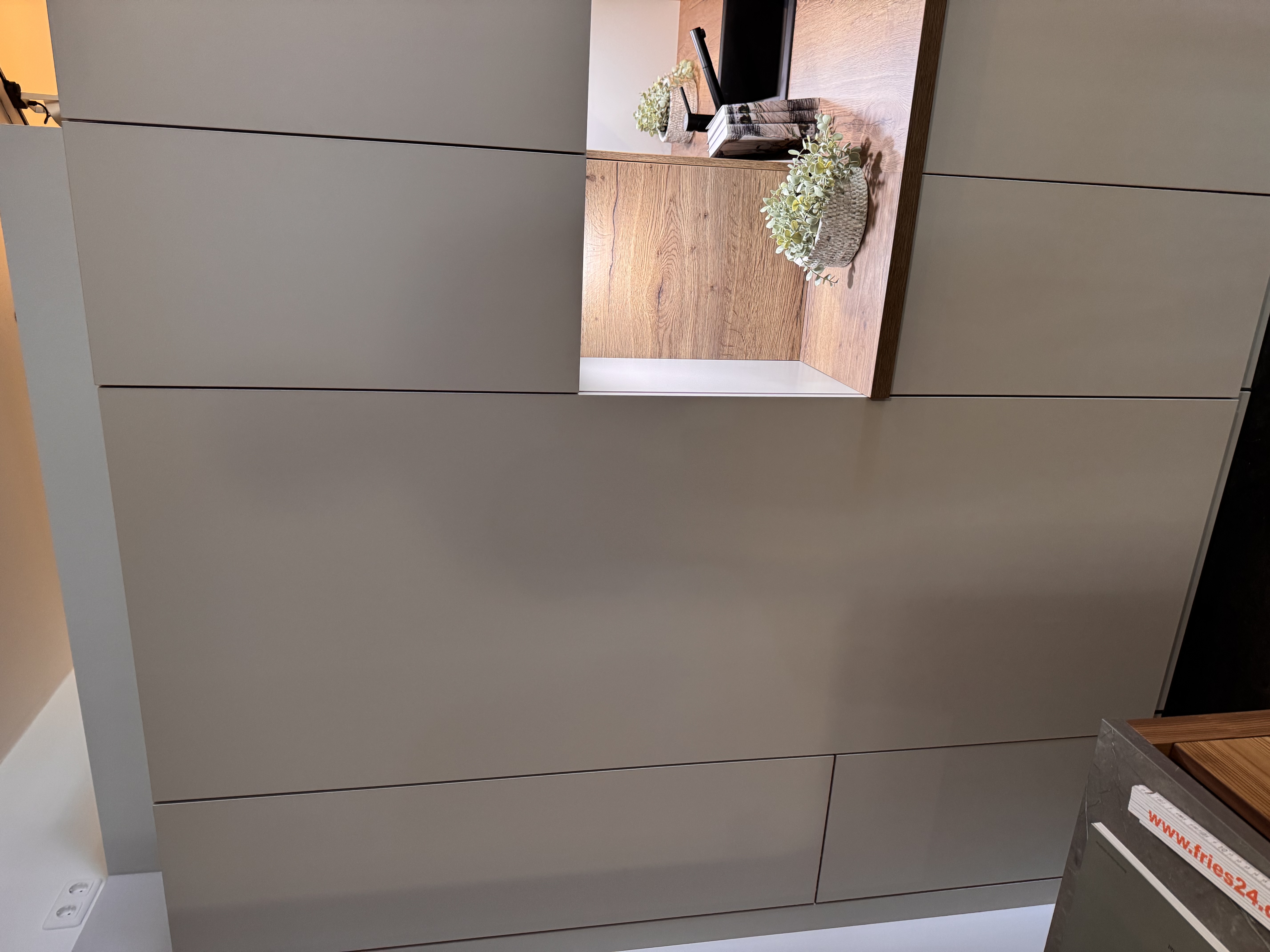 Moderne Musterhaus Ausstellungsküche von Brigitte Küchen mit separatem HWR und Bosch Geräten