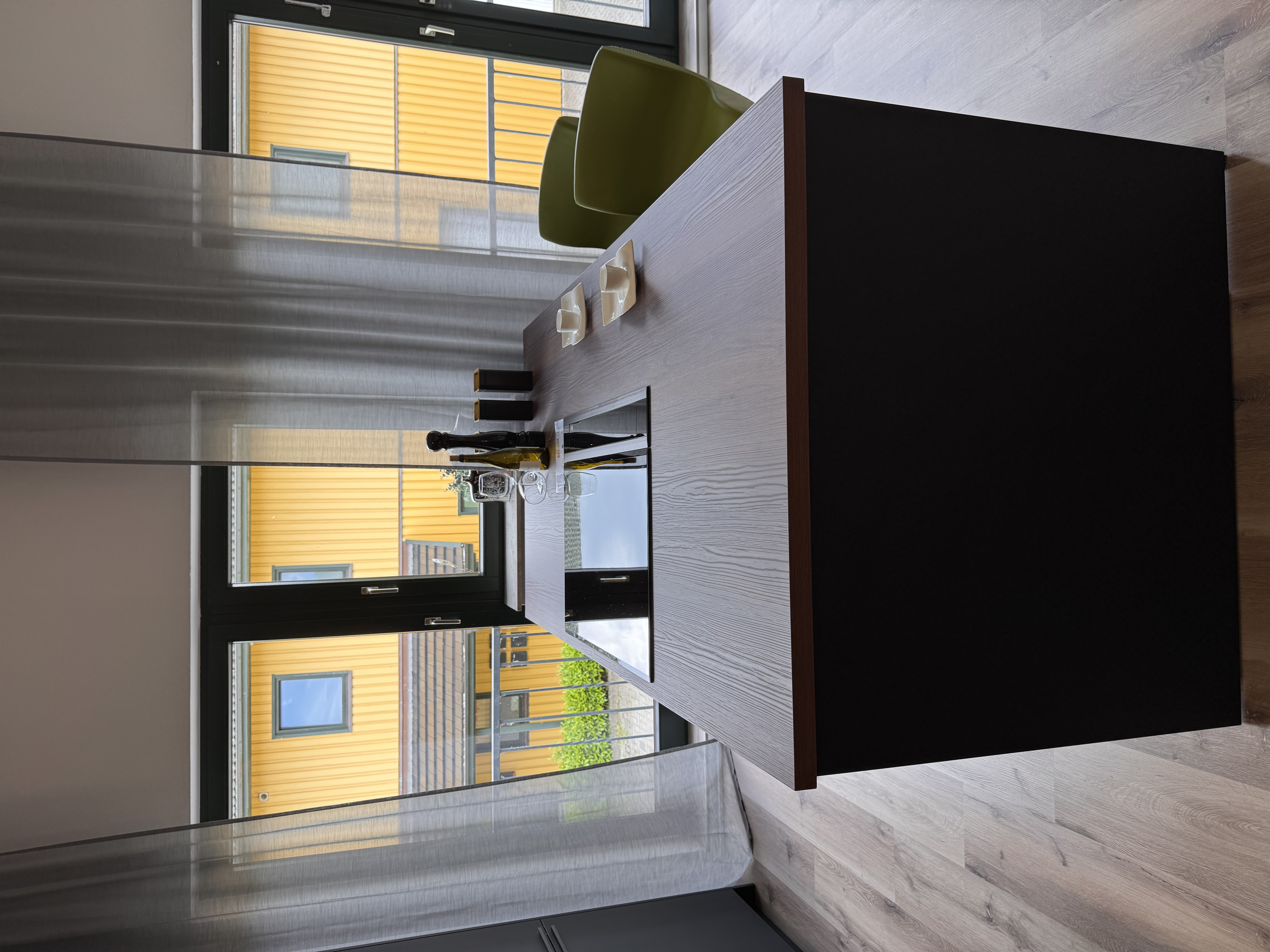 Moderne Musterhaus Ausstellungsküche von Brigitte Küchen mit Insel, Bosch Geräten und dunkler Designfront
